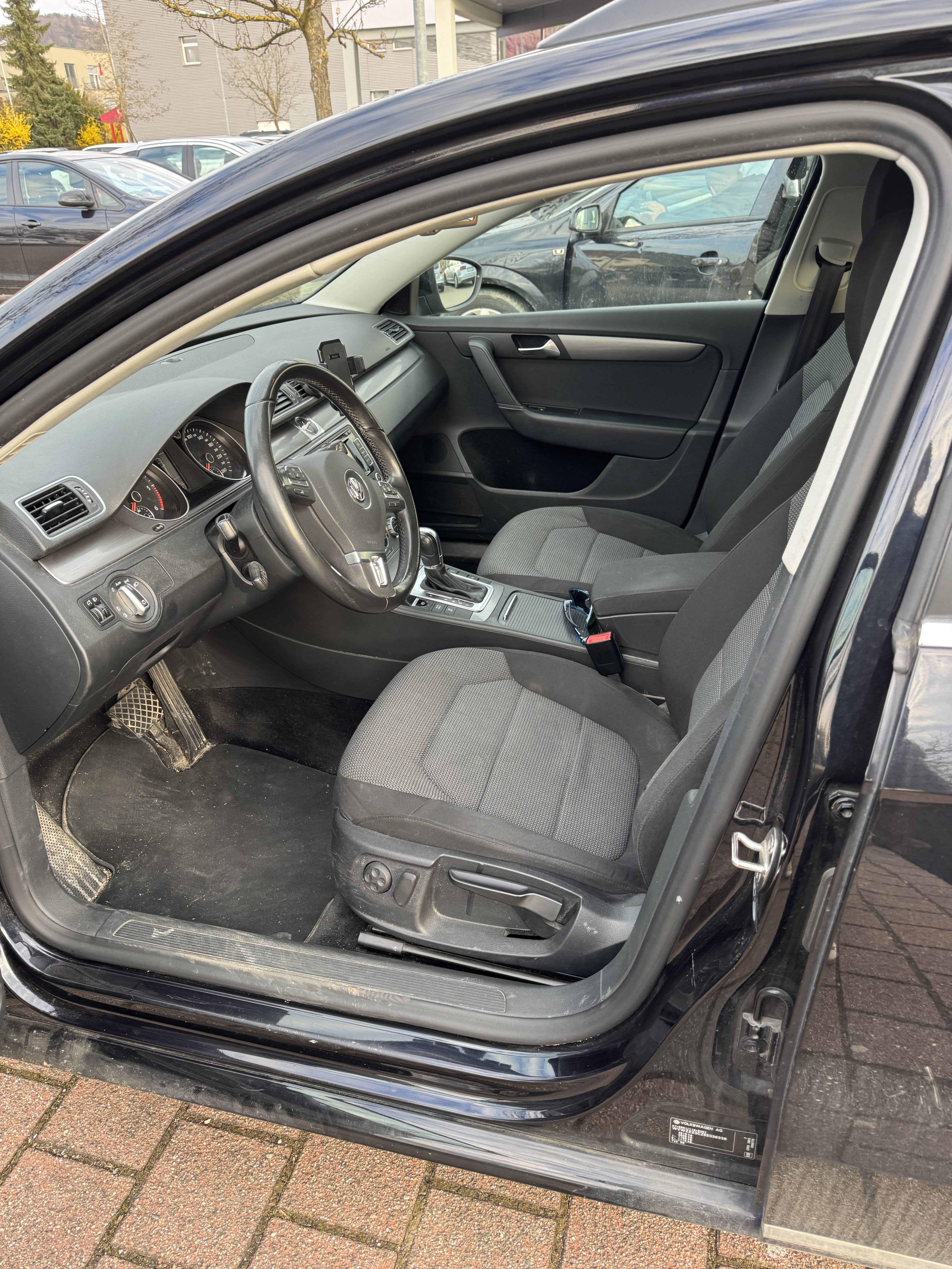 Volkswagen Passat Kombi mit Navigationsgerät