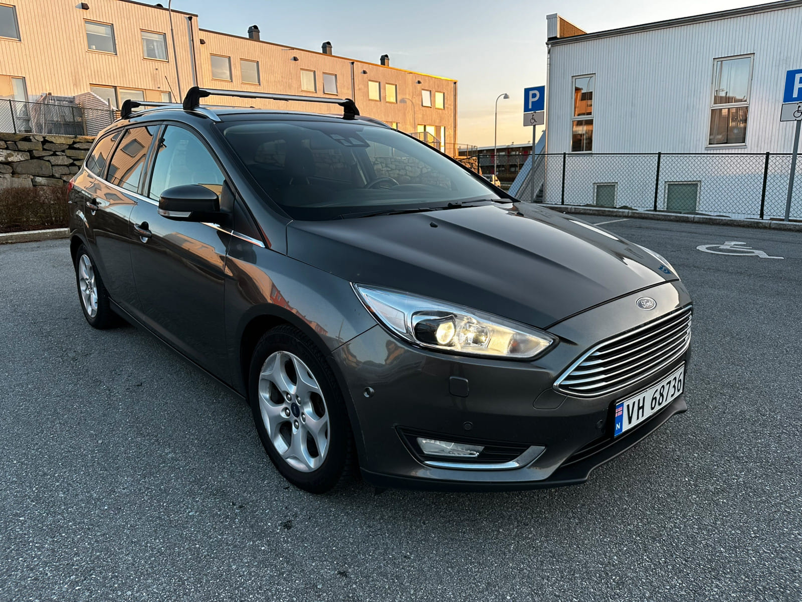 Ford Focus Estate/Kombi 125HP EcoBoost with Thule RoofBox, 2015, Blyfri 95