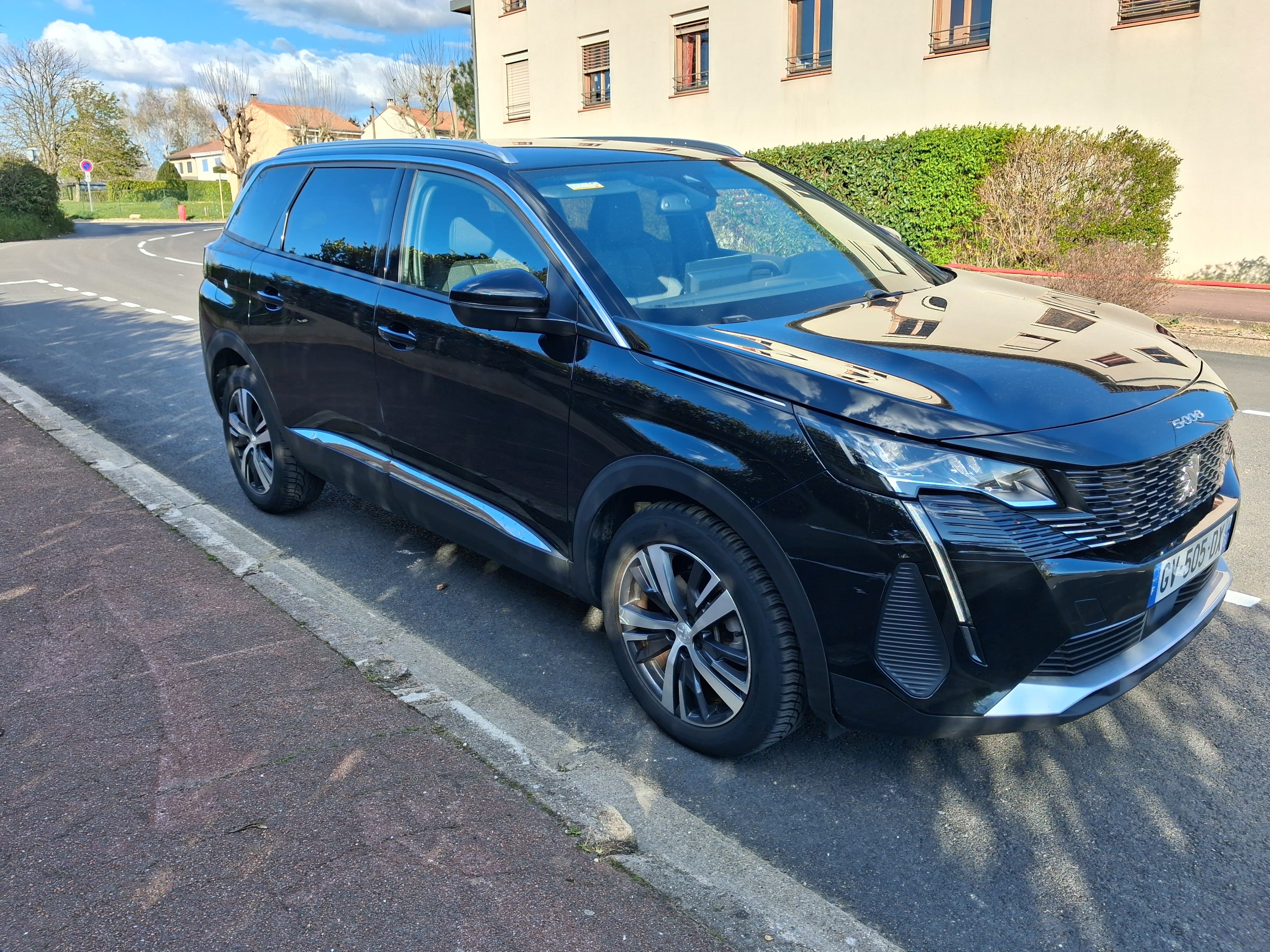 Peugeot 5008 7 places hybride, 2024, Essence 95 / Électrique (hybride), automatique, 7 places