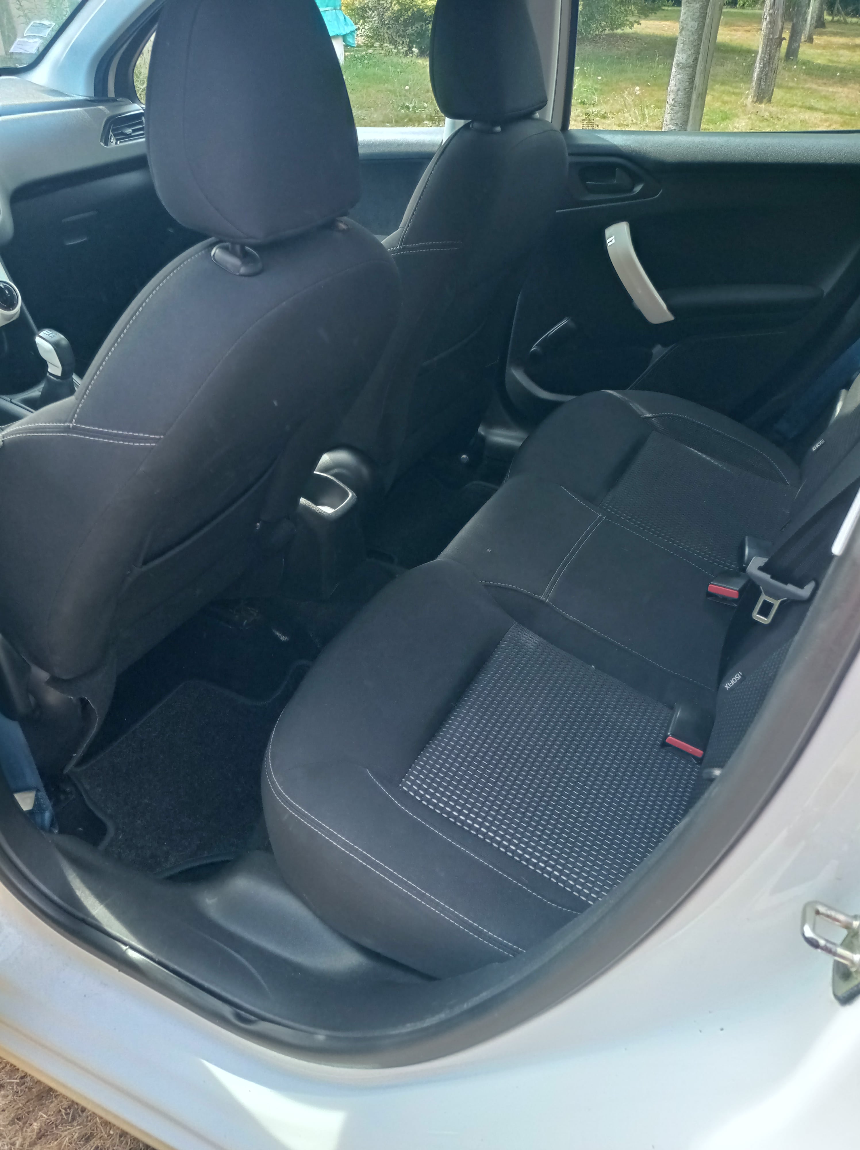 Peugeot 208 1.0 VTI avec Autoradio