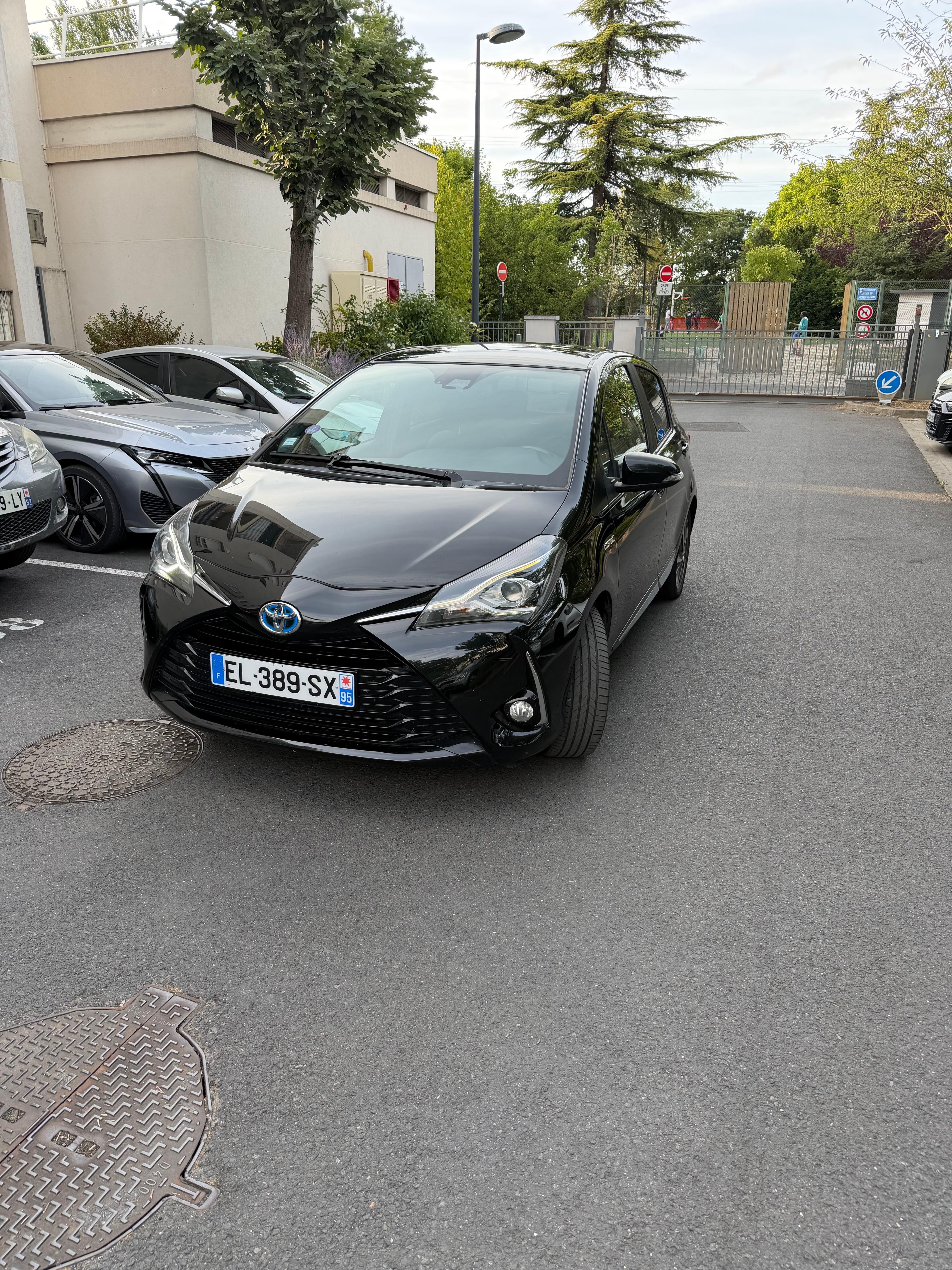 Toyota Yaris, 2017, Essence 95 / Électrique (hybride), automatique