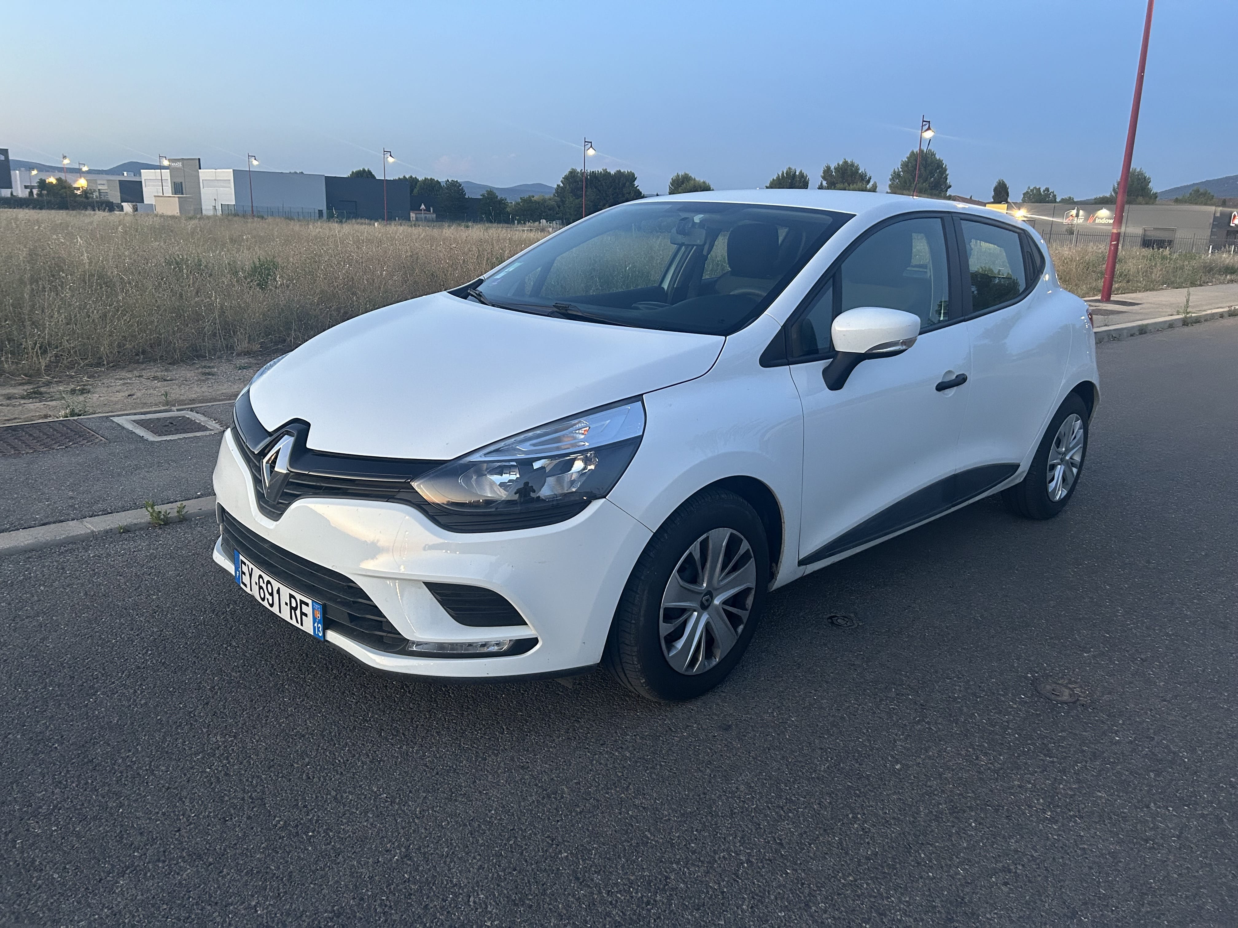 Renault Clio 2018, 2018, Essence 98