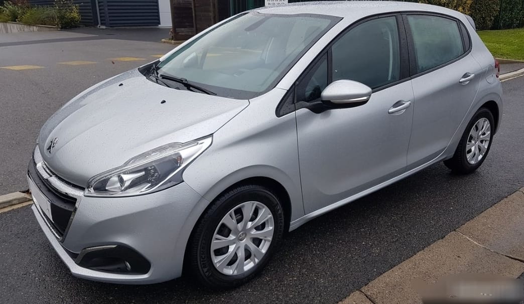 Peugeot 208 GRIS METAL 2017 // 1.6 BLUEHDI GPS/S&S-CLIM-RADAR DE RECUL avec Audio Bluetooth