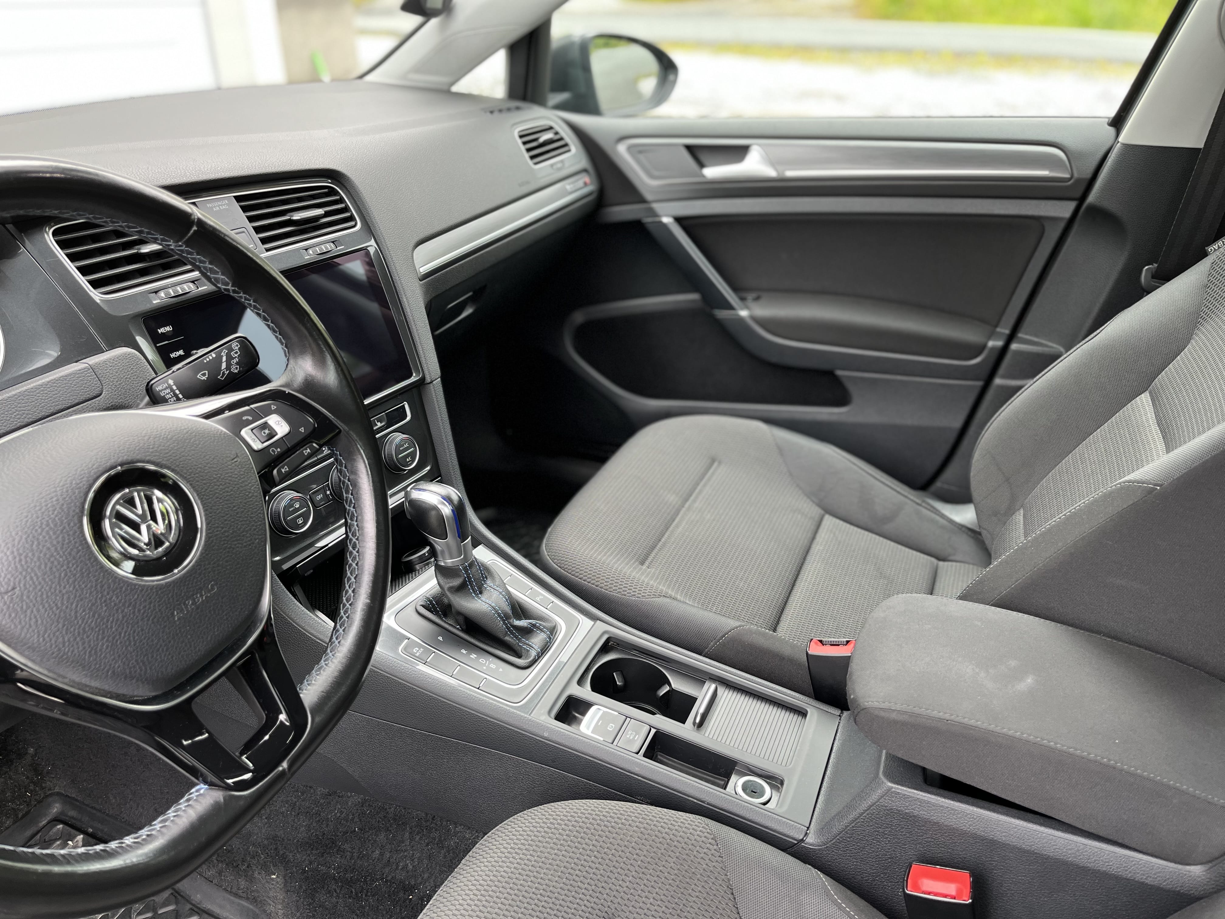 Volkswagen e-Golf / 300