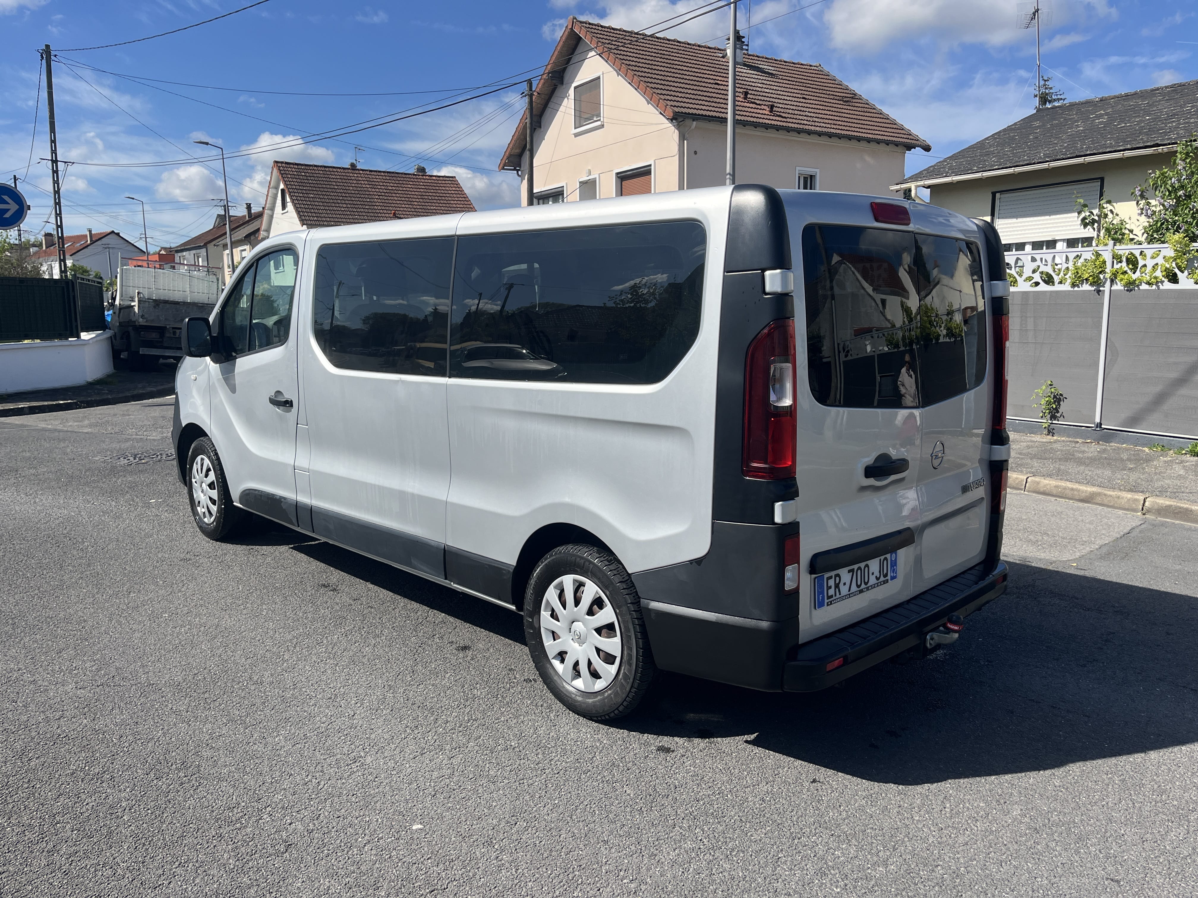 Opel Vivaro Combi avec GPS