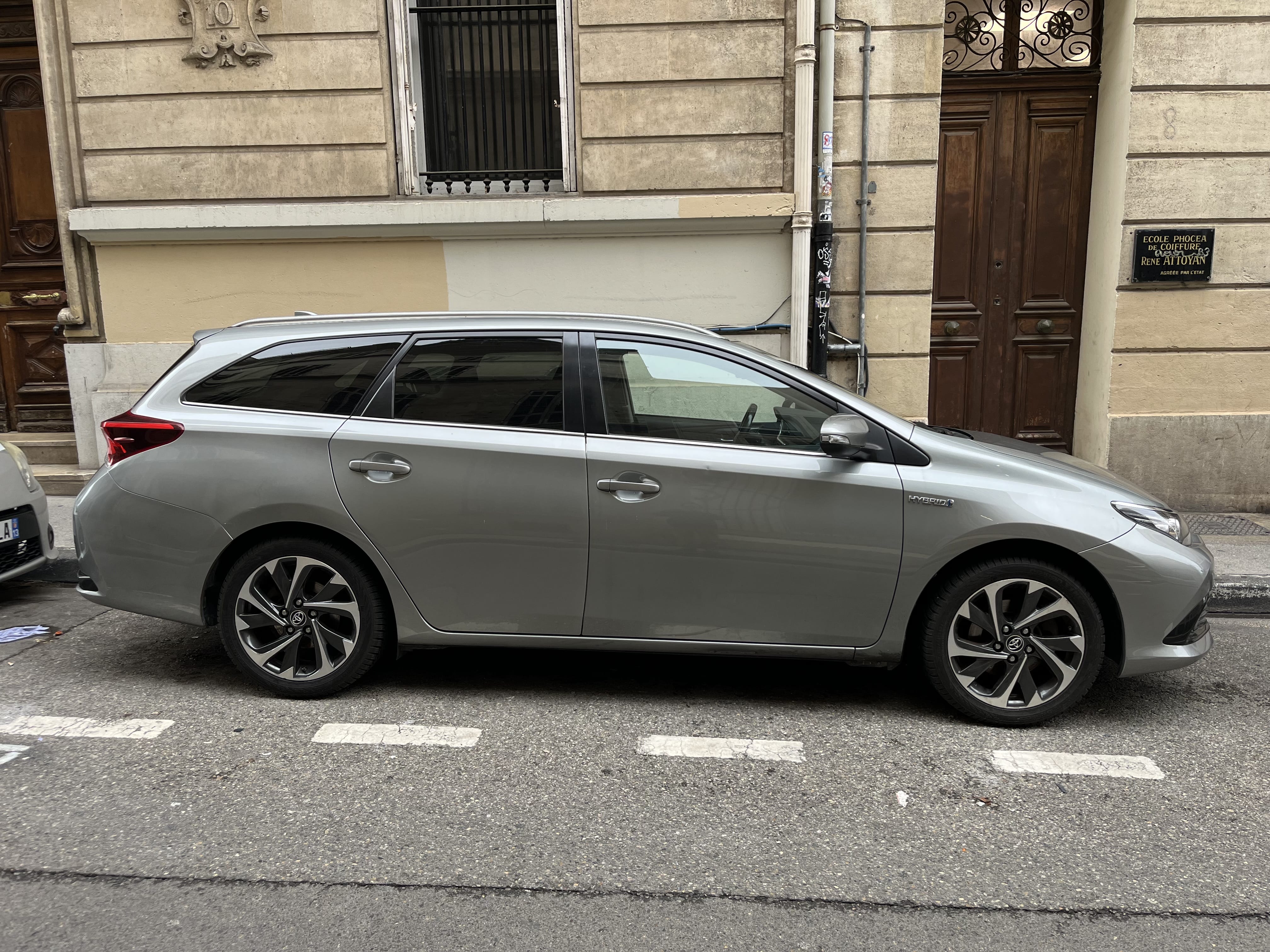 Toyota Auris Touring Sports  – Hybride  & Grand coffre  – Pneus neige  - Marseille Préfecture met Airco