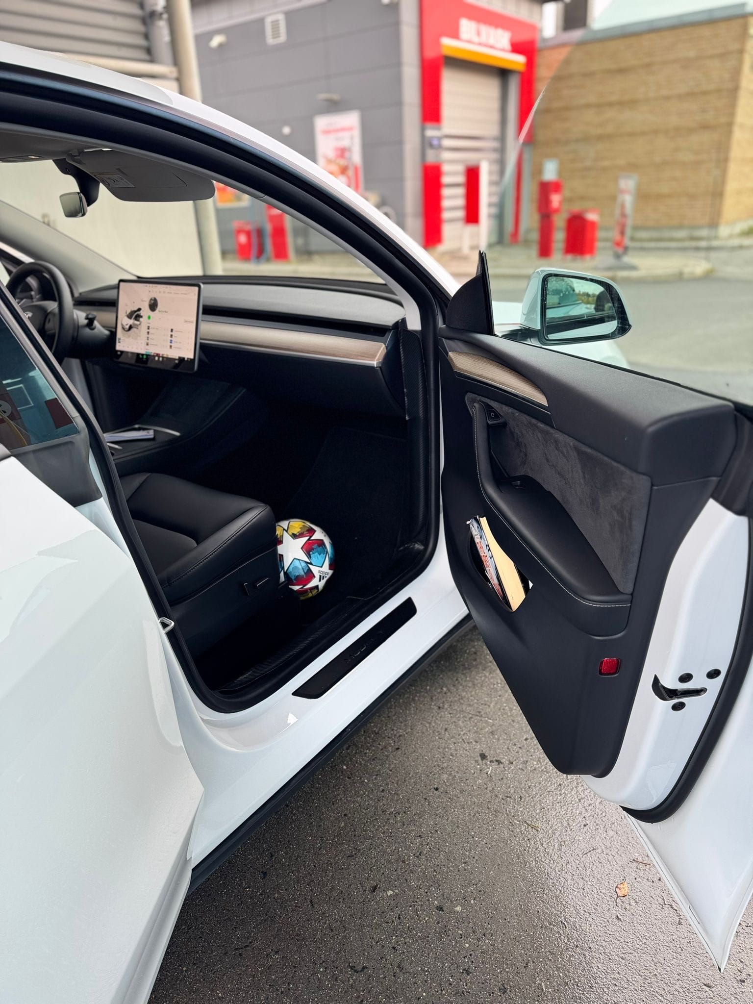 Tesla Model Y med GPS
