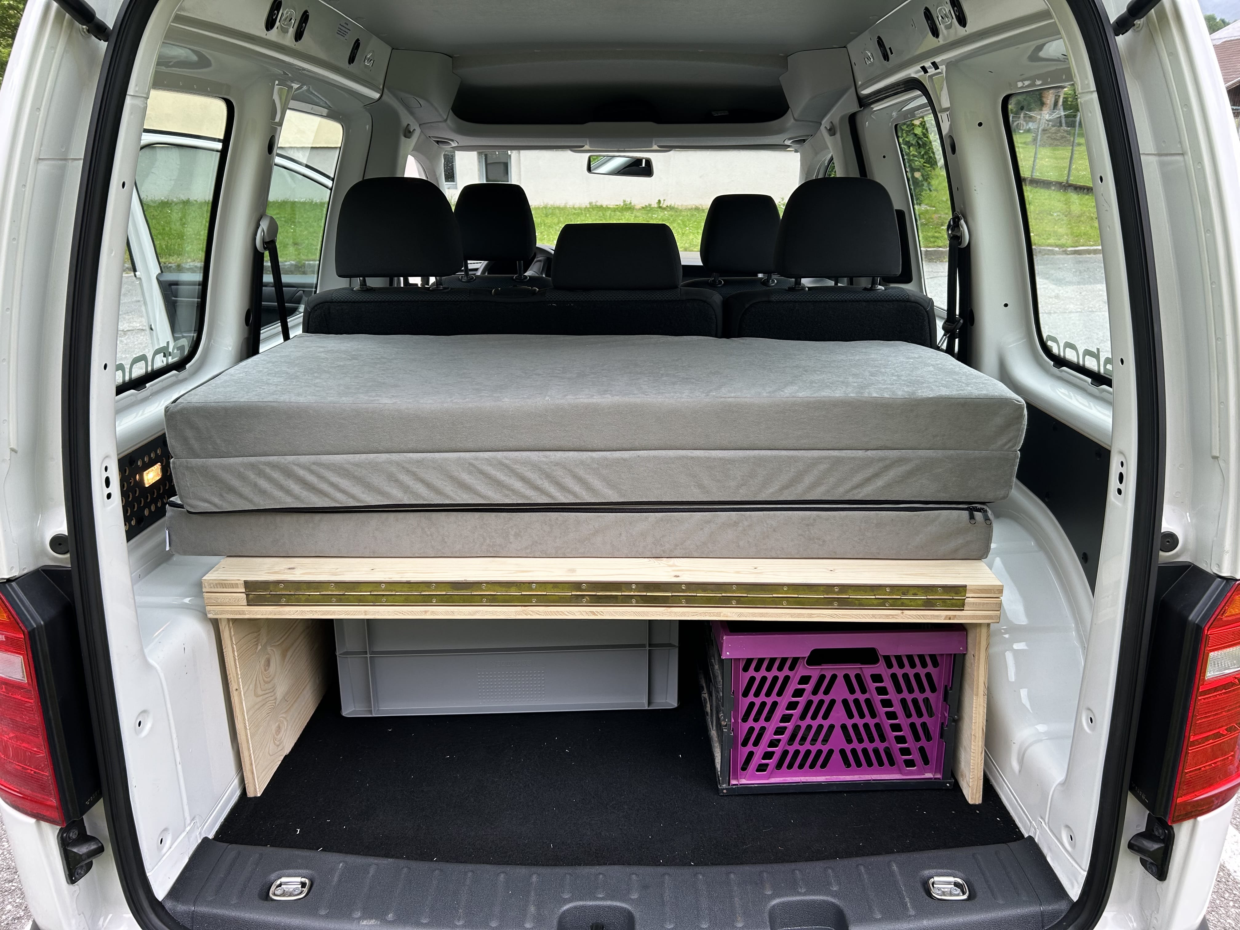 Volkswagen Caddy Kombi PKW / Camper mit Winterreifen