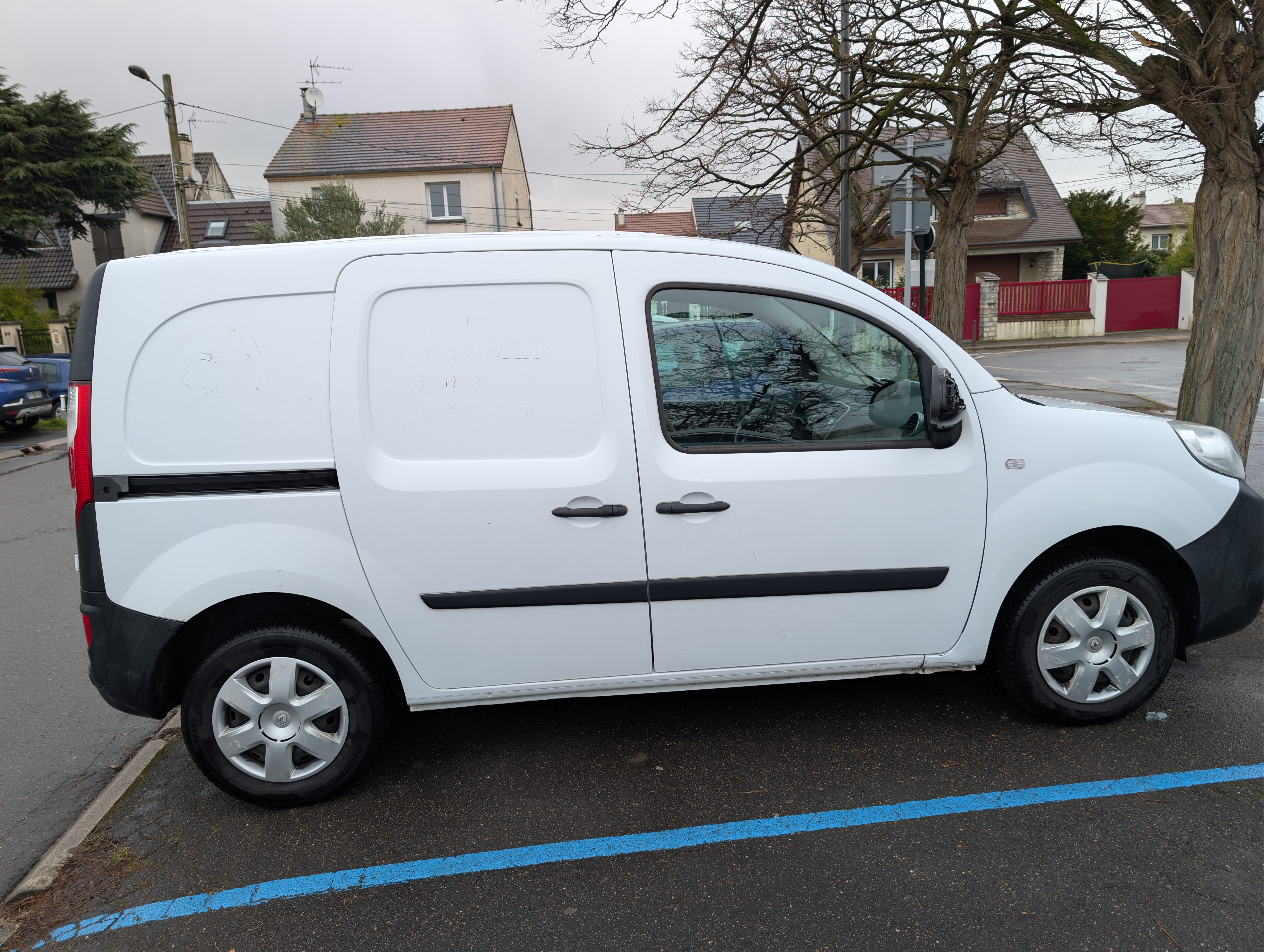 Renault Kangoo Express ​ – Parking gratuit– Idéal Déménagement & Achats avec Entrée audio / iPod