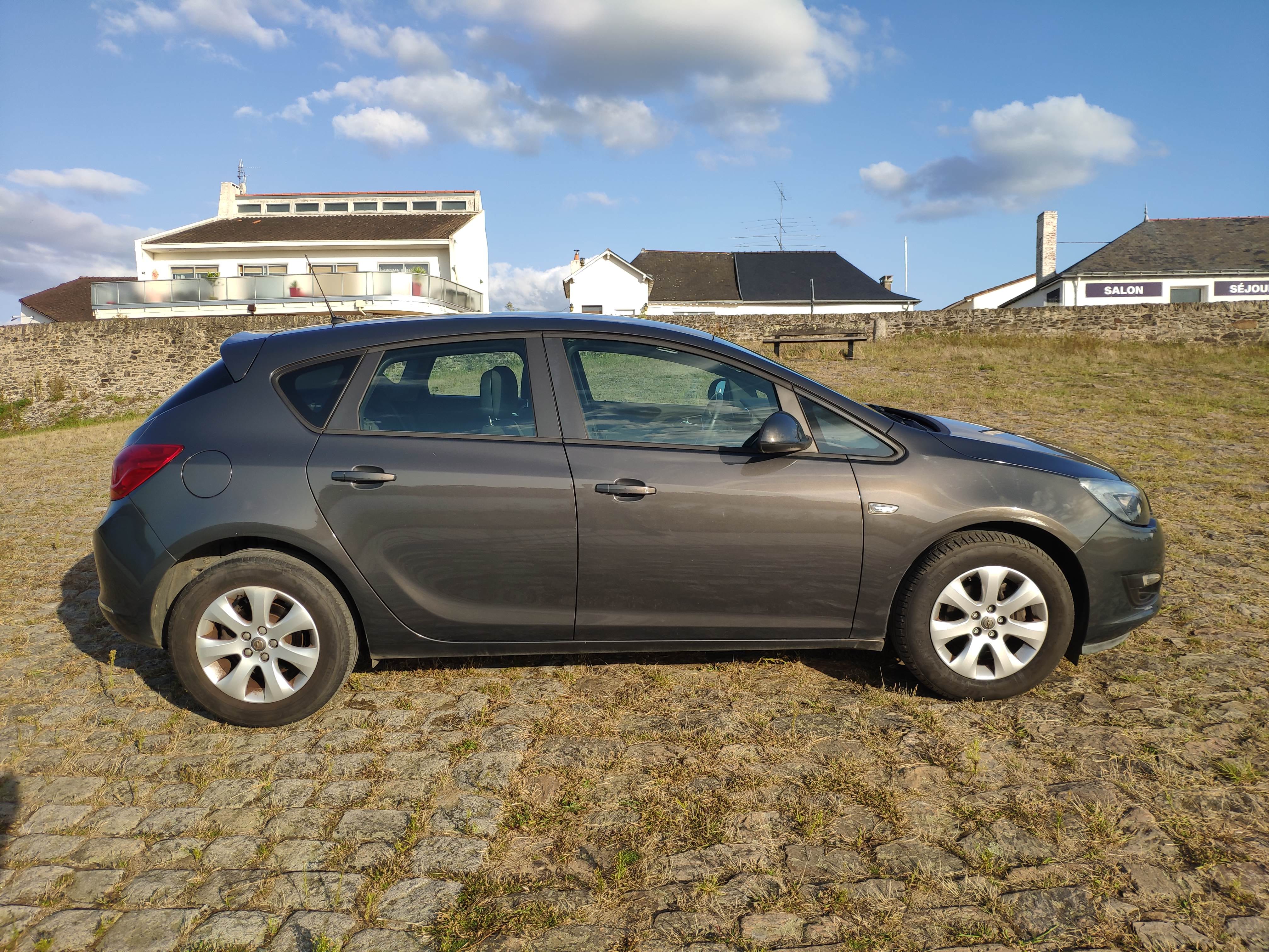 Opel Astra J 1.4L turbo essence avec Climatisation