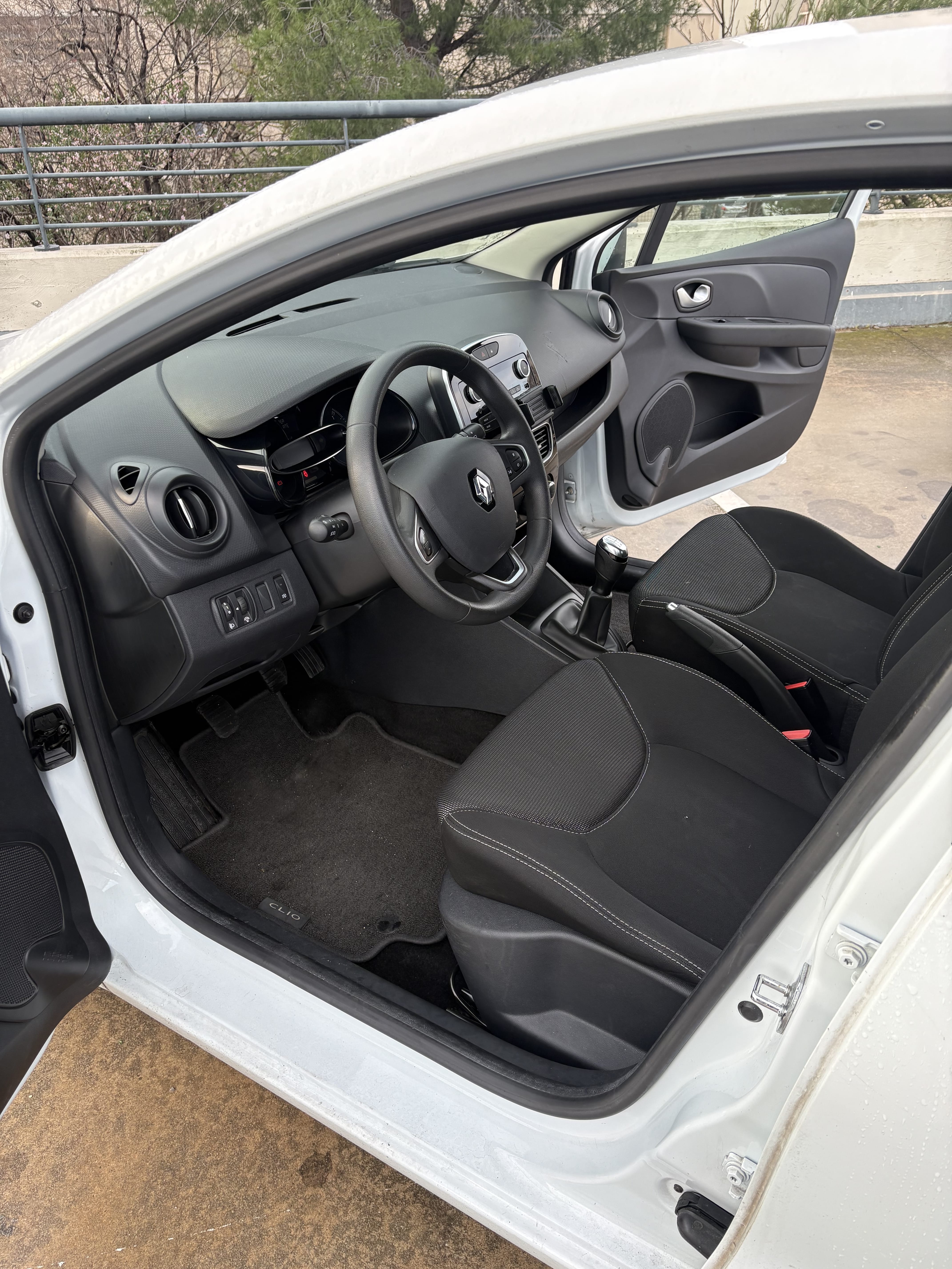 Renault Clio met Sneeuwkettingen