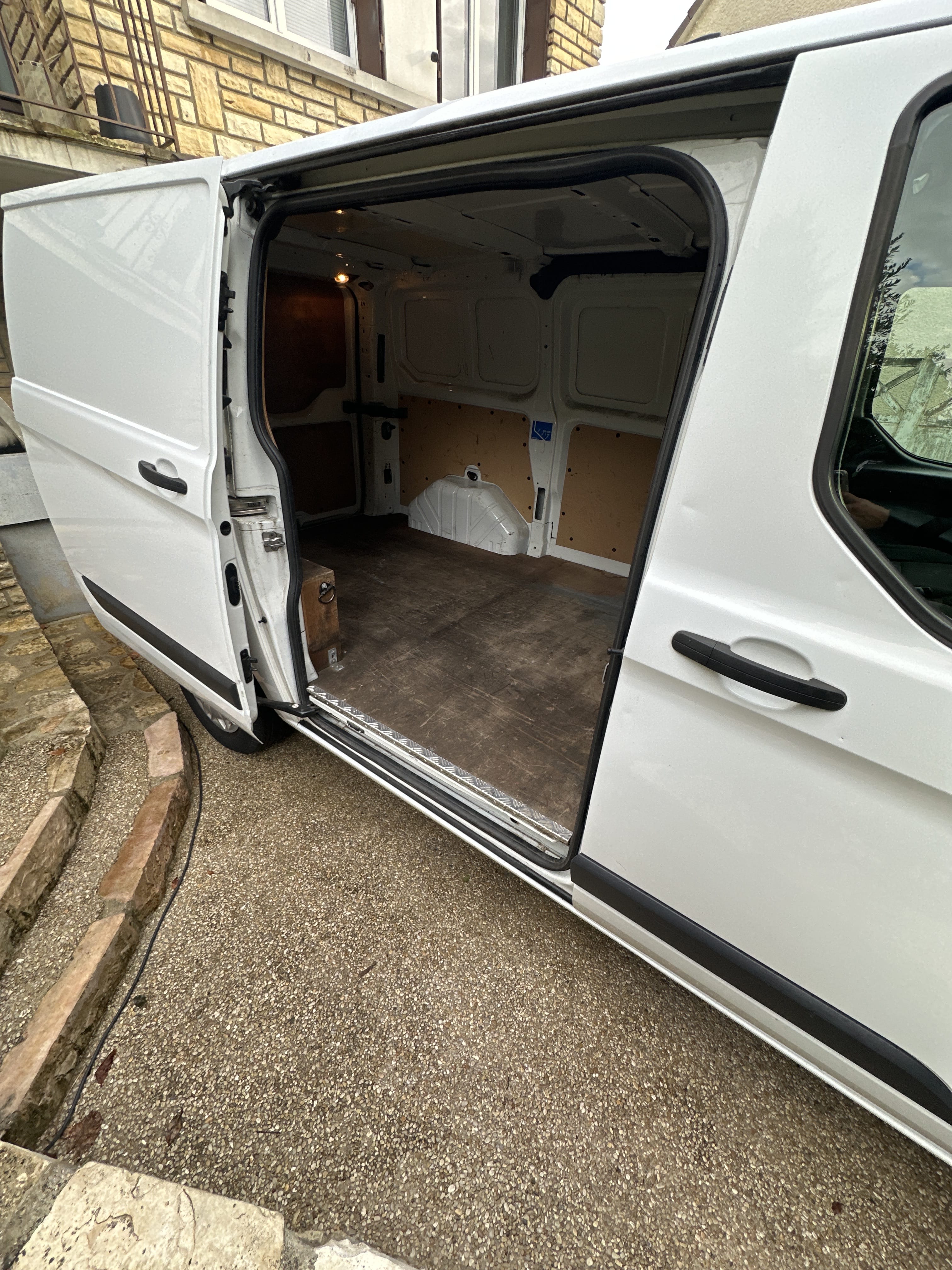 Ford Transit Custom Fourgon Utilitaire 2.2 TDCI (74 KW / 100ch) camion avec Entrée audio / iPod
