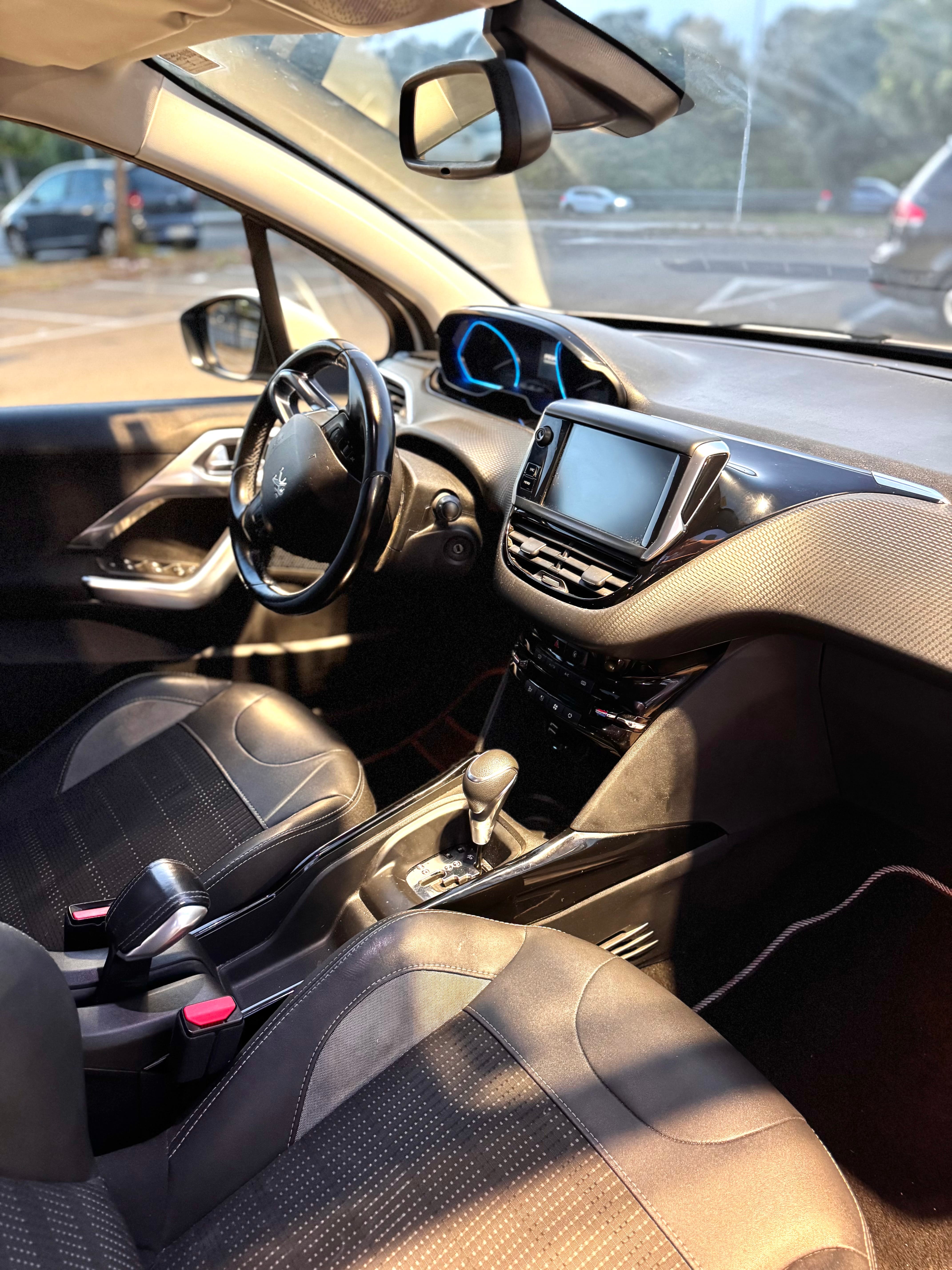 Peugeot 2008 mit Navigationsgerät
