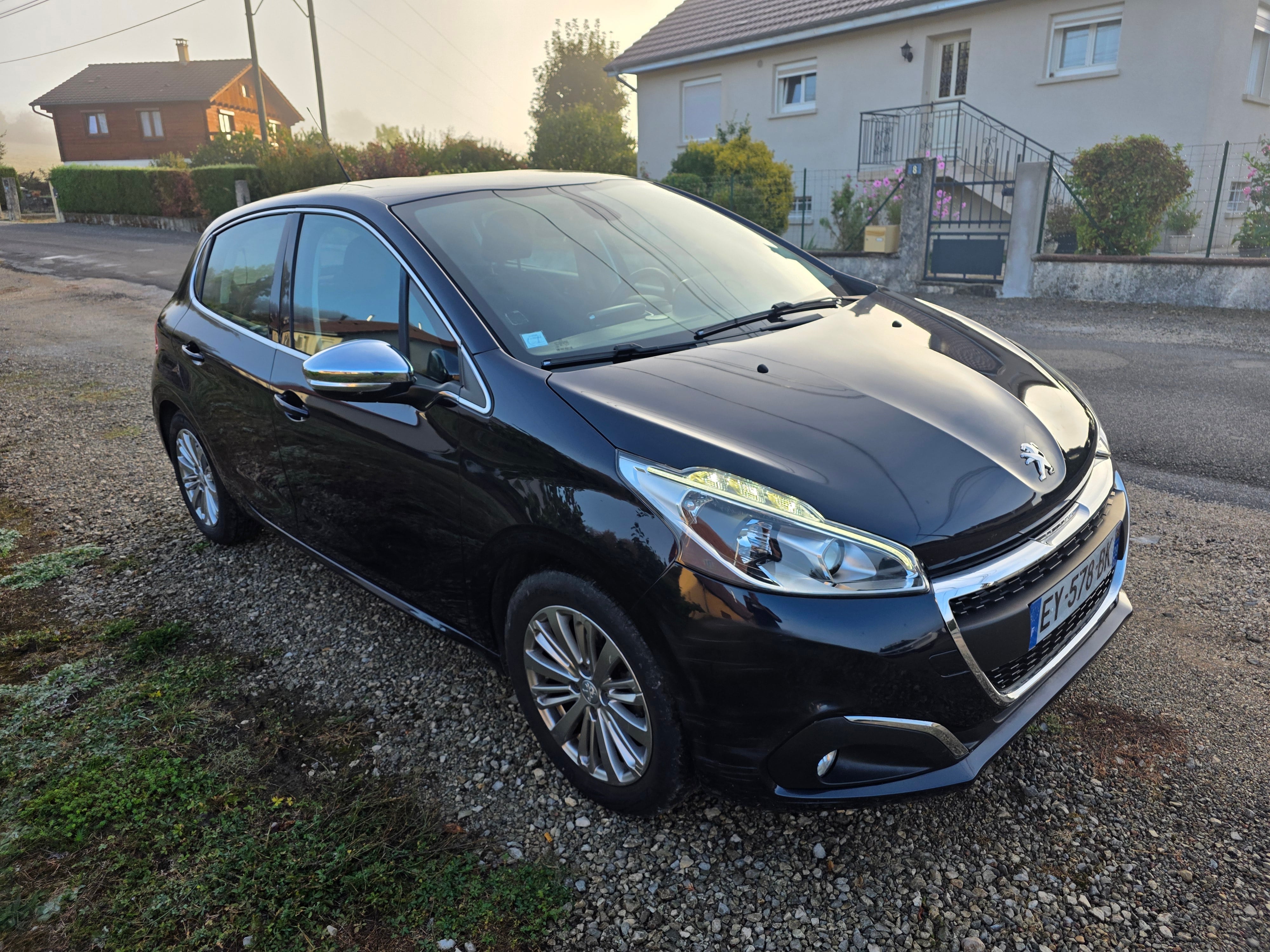 Peugeot 208 1.2 82cv avec Pneus neige