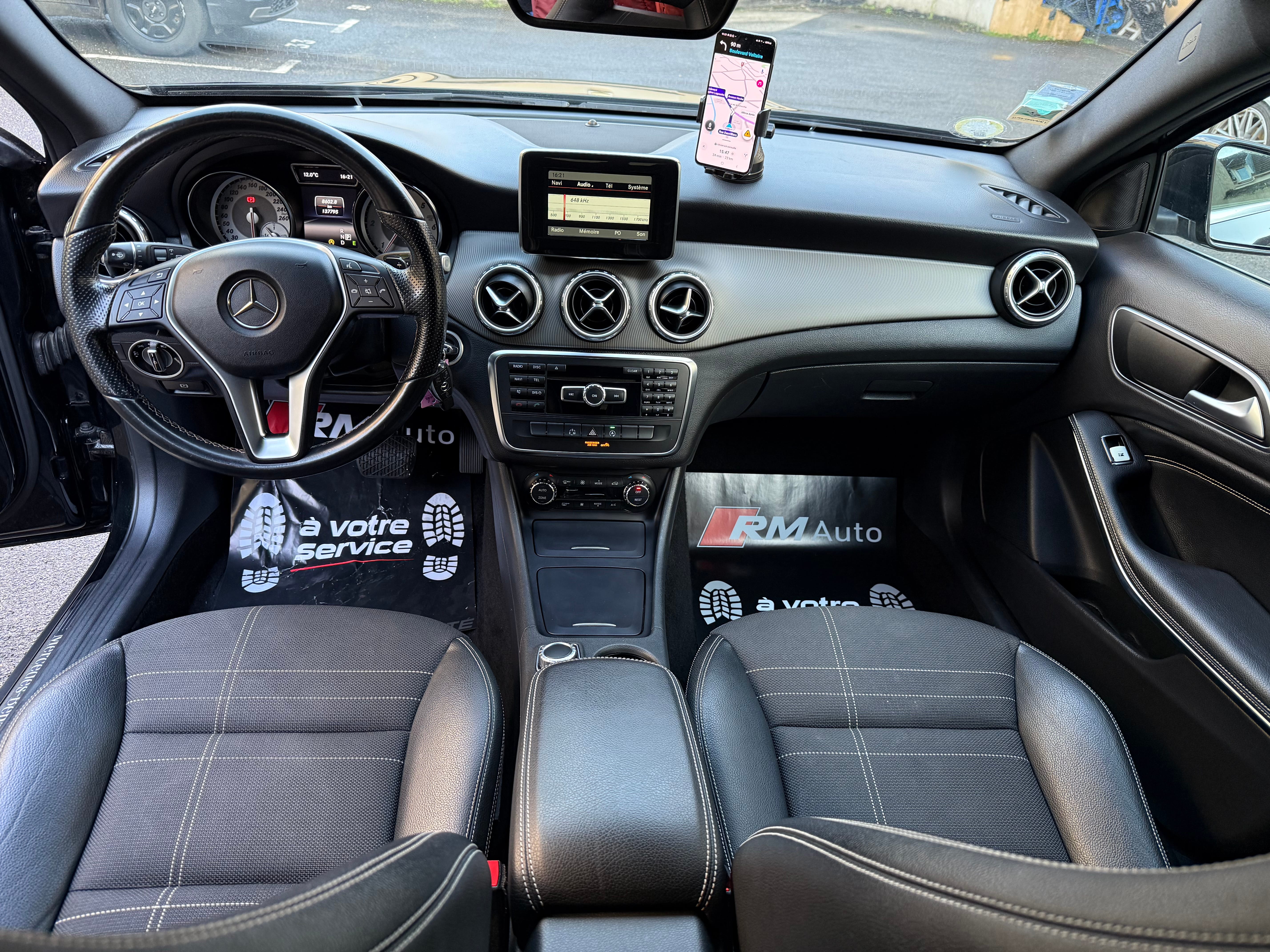 Mercedes-Benz GLA 200 avec Régulateur de vitesse