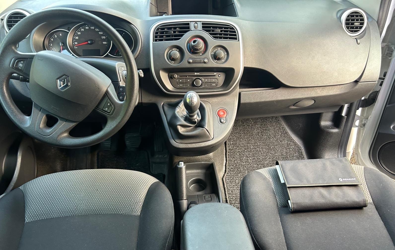 Renault Kangoo Express  Récent et fiable, bien équipé – Dispo 24h/24 avec GPS