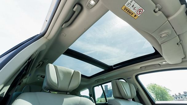Renault Espace Initiale Paris — haut de gamme, 7 places à 3 min de l’aéroport, avec place dédiée avec GPS
