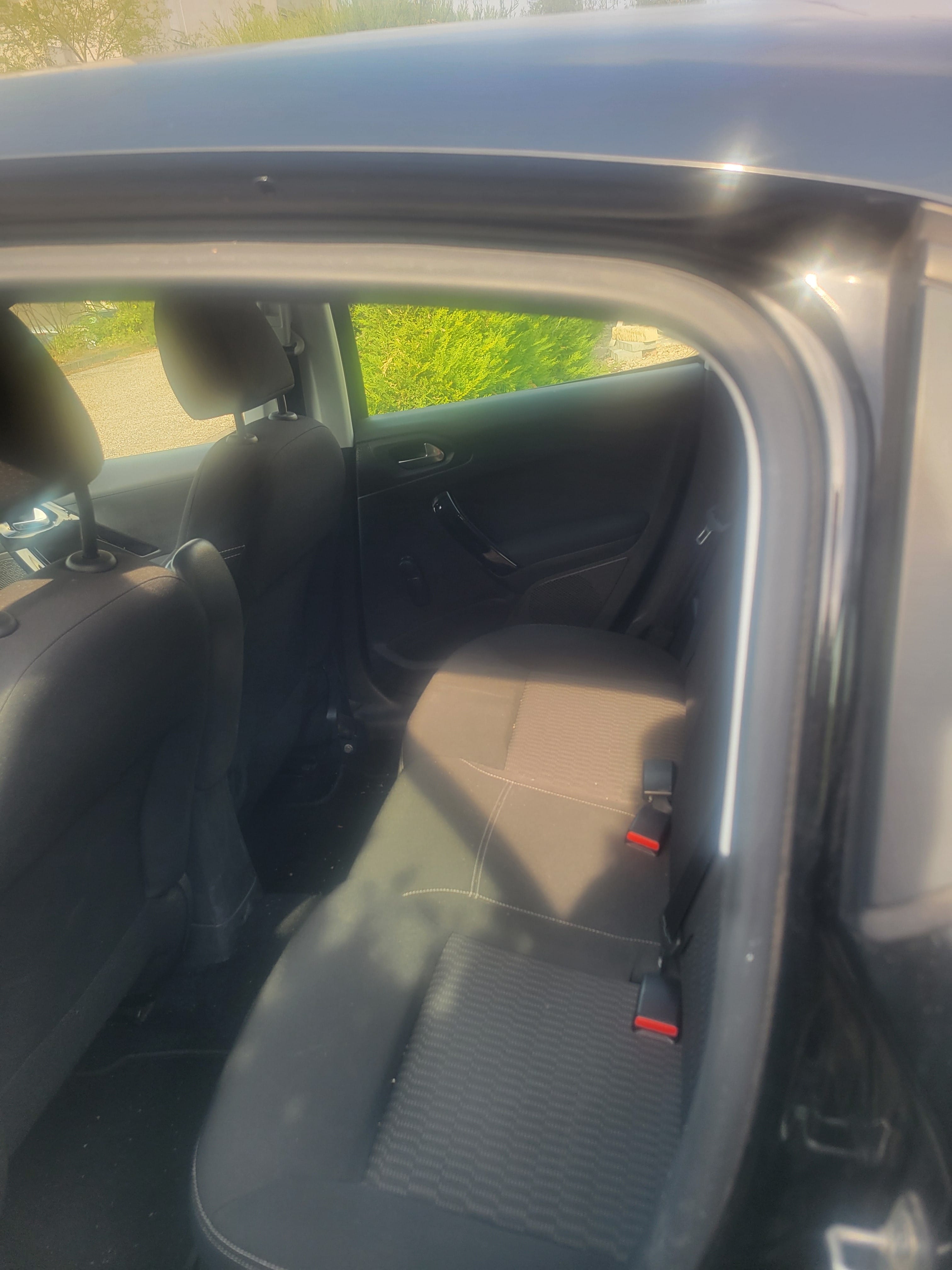 Peugeot 208 avec Accessible fauteuil roulant