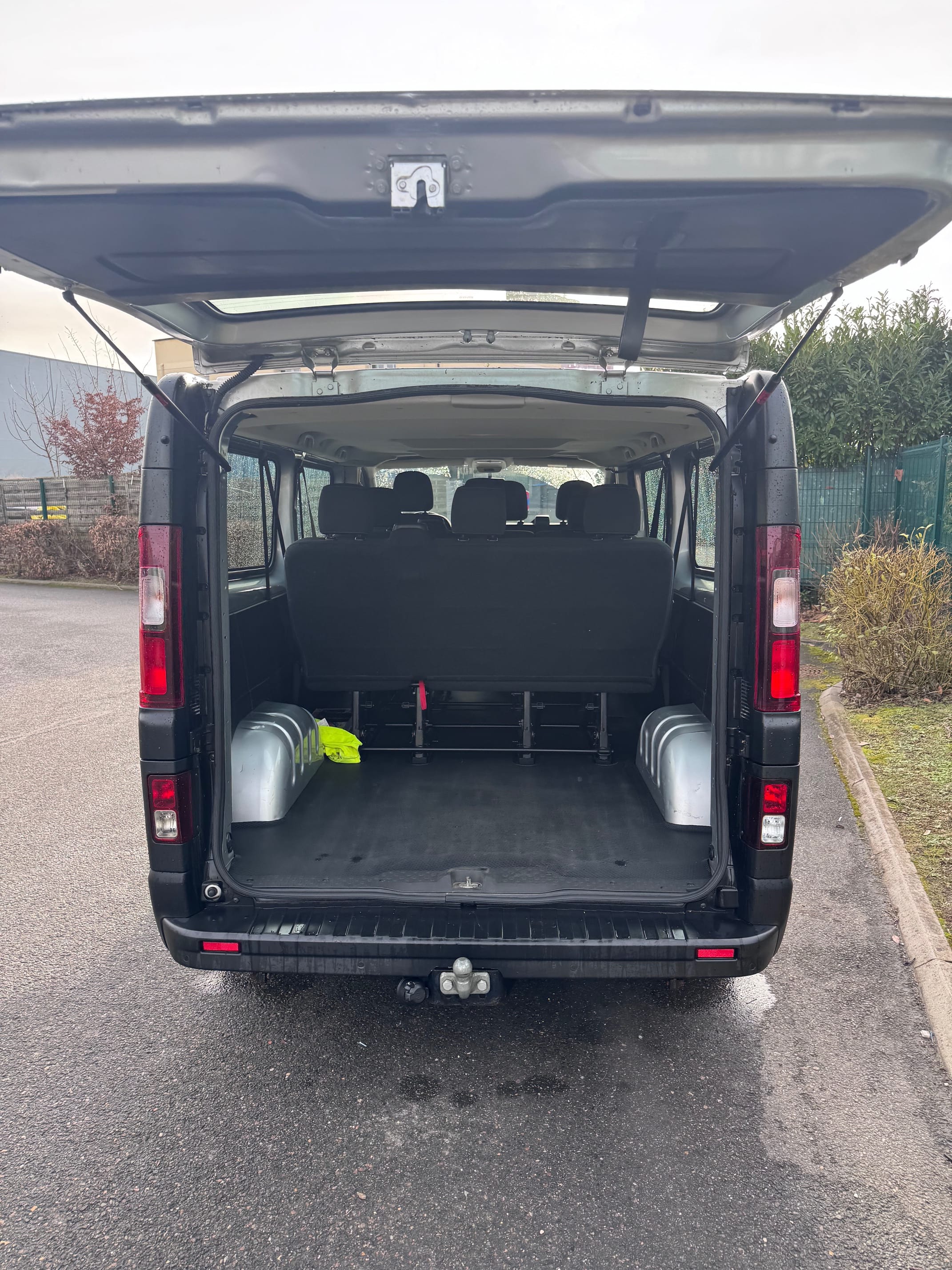 Opel Vivaro Combi avec Attelage