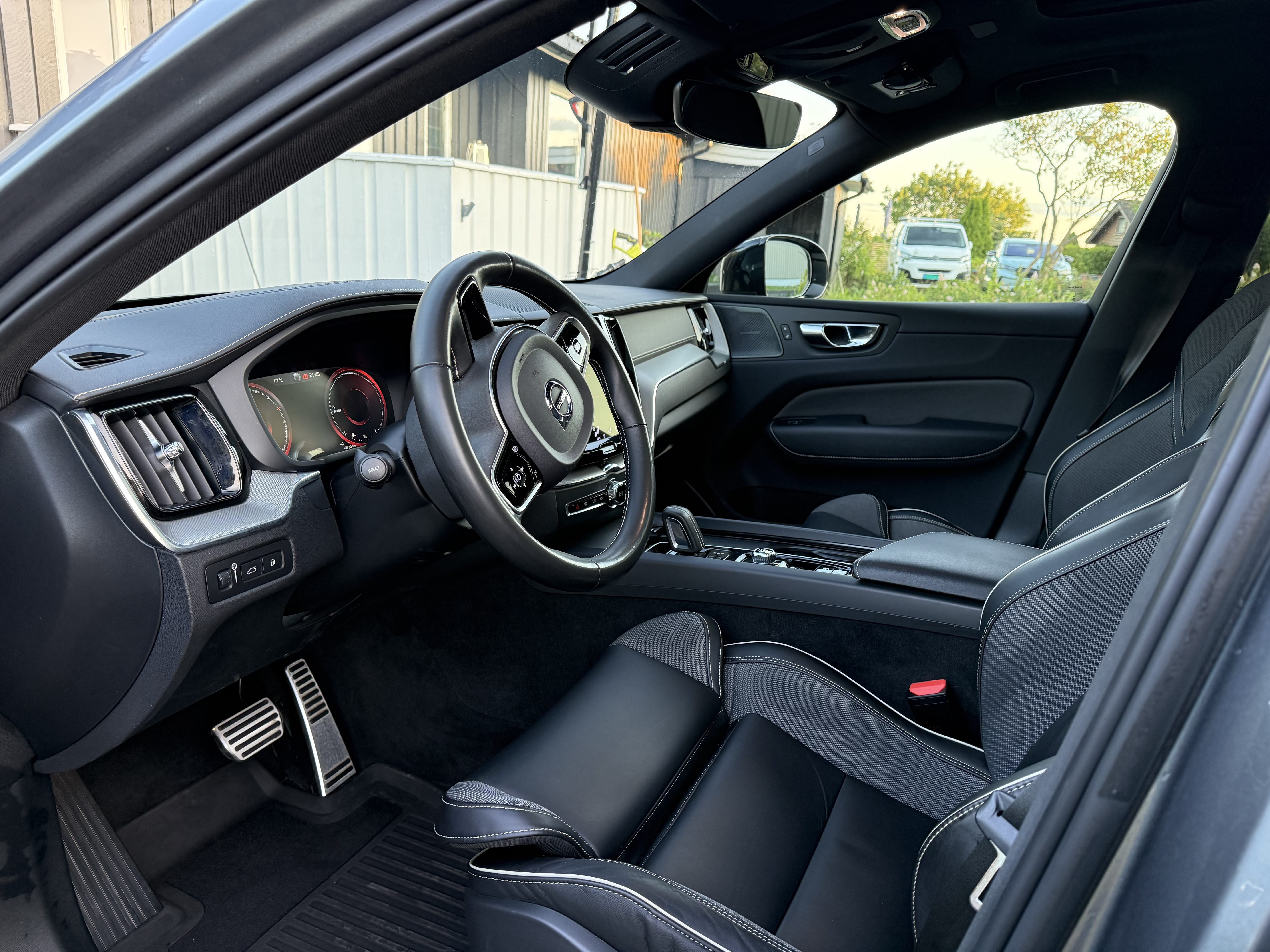 Volvo XC60 T6 R-Design med Cruisekontroll
