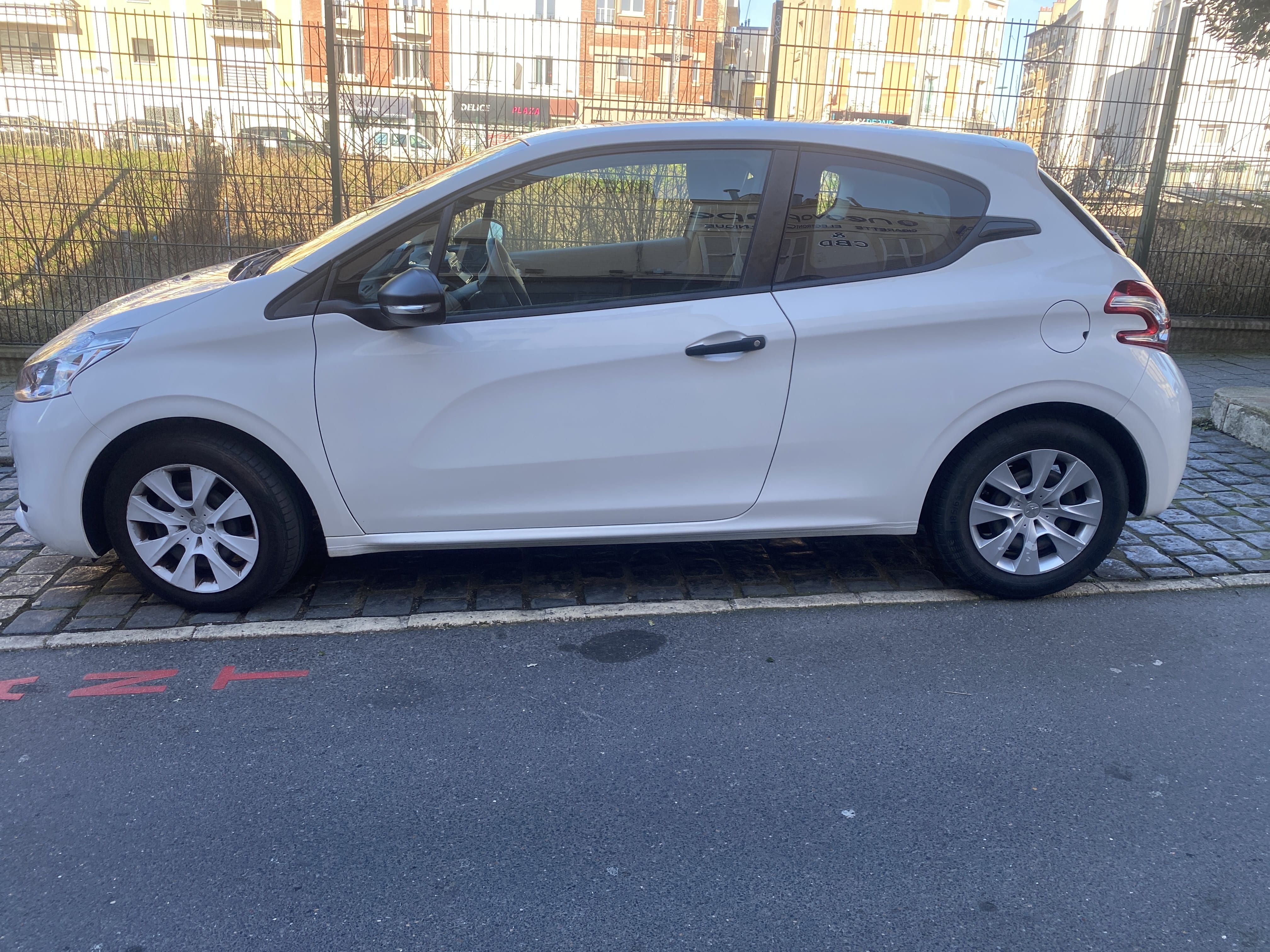 Peugeot 208 avec GPS