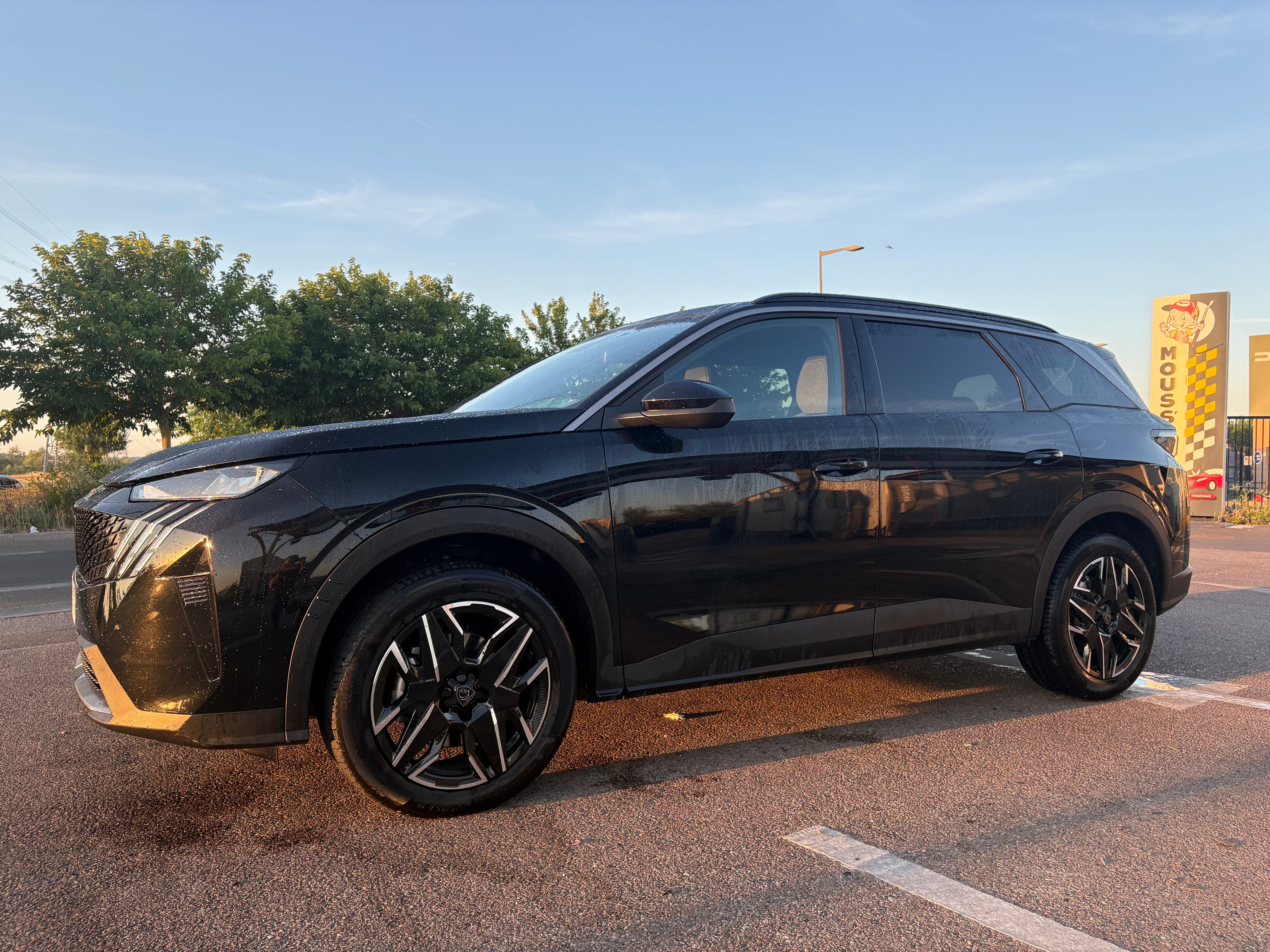 Peugeot 5008 Hybride, 2025, Essence 95 / Électrique (hybride), automatique, 7 places