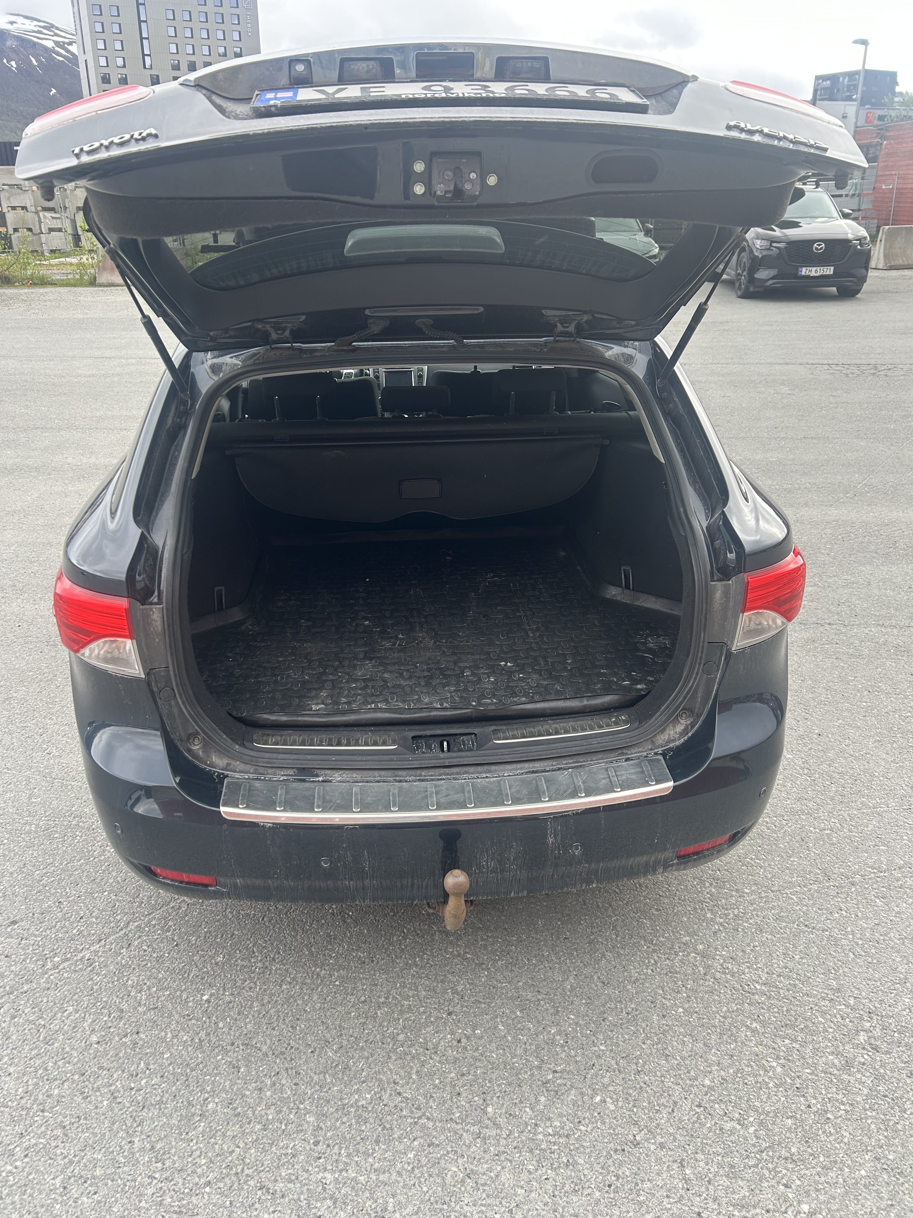 Toyota Avensis mit Dachbox