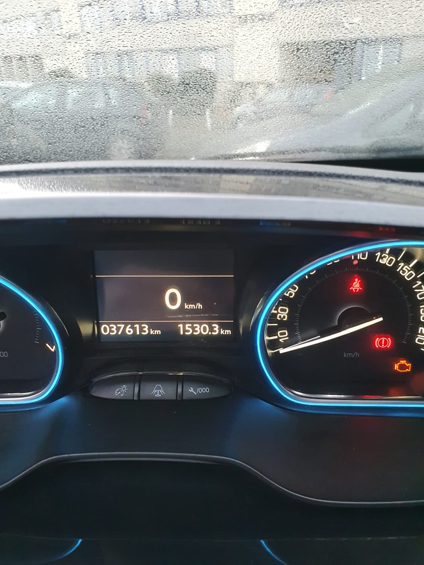 Peugeot 2008 rouge 6 c v avec Audio Bluetooth