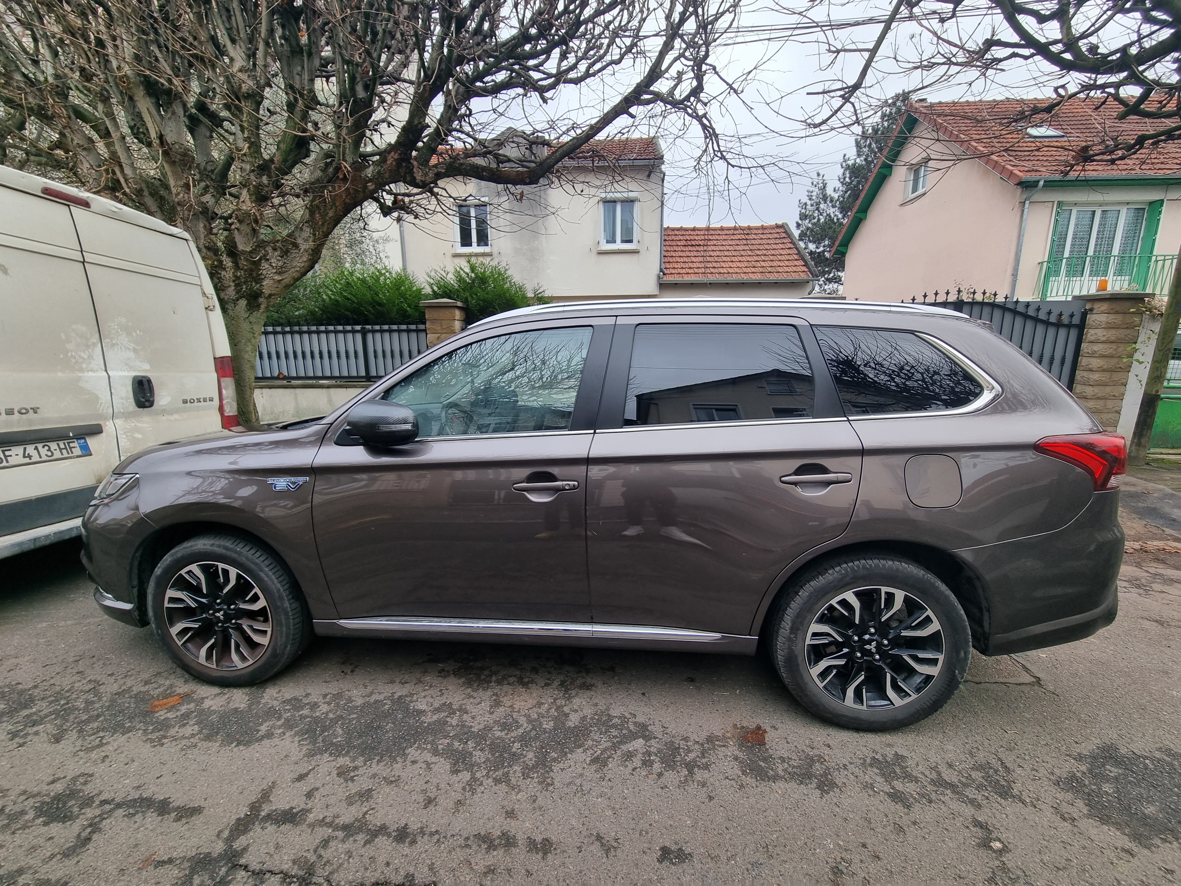 Mitsubishi Outlander, 2016, Essence 95 / Électrique (hybride), automatique