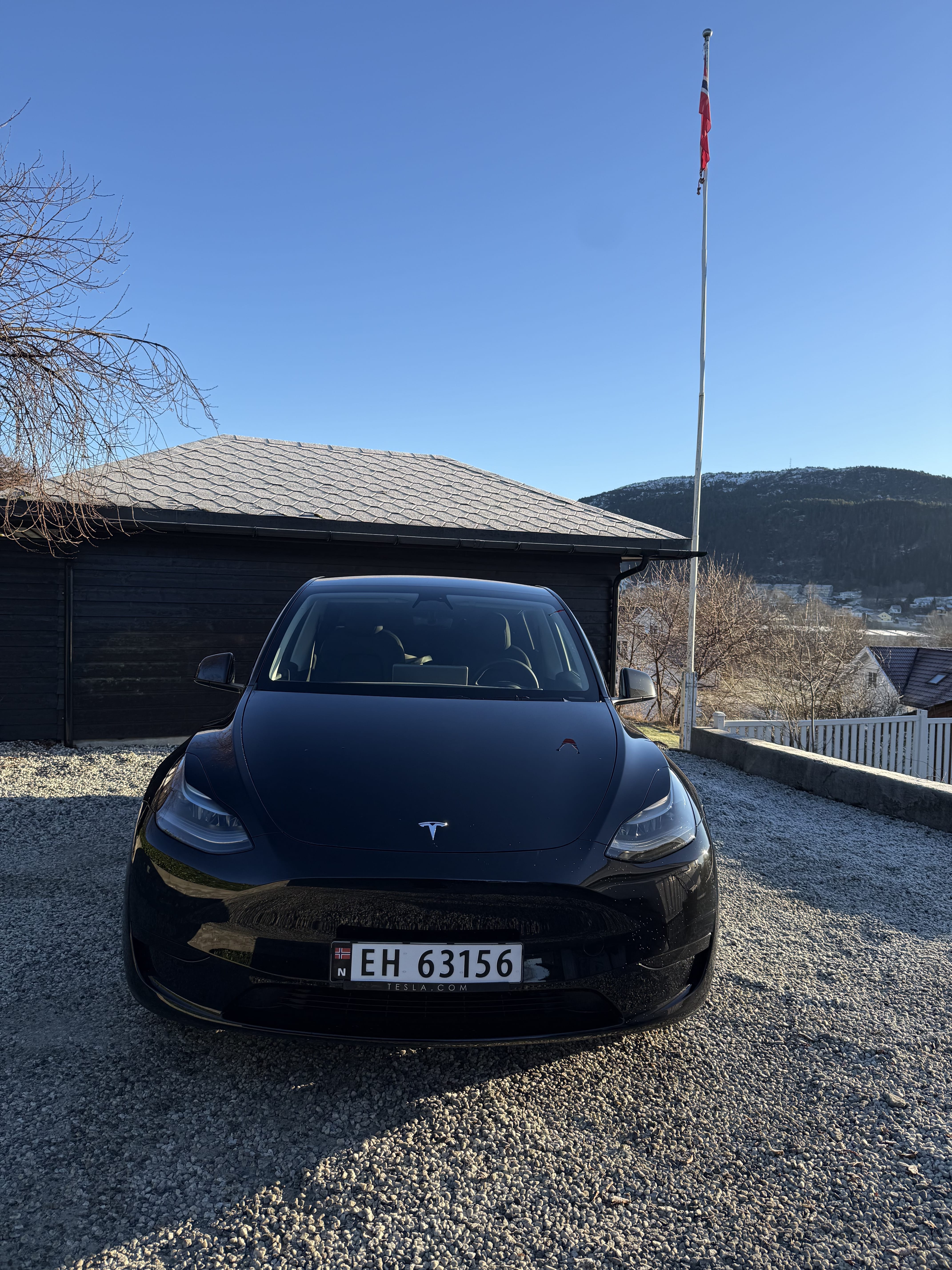 Tesla Model Y Standard Range med Bluetooth audio