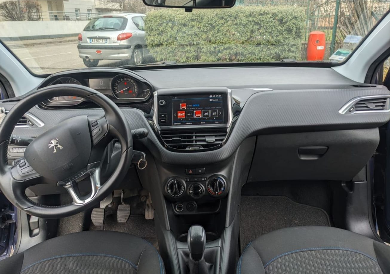 Peugeot 208 avec Siège bébé