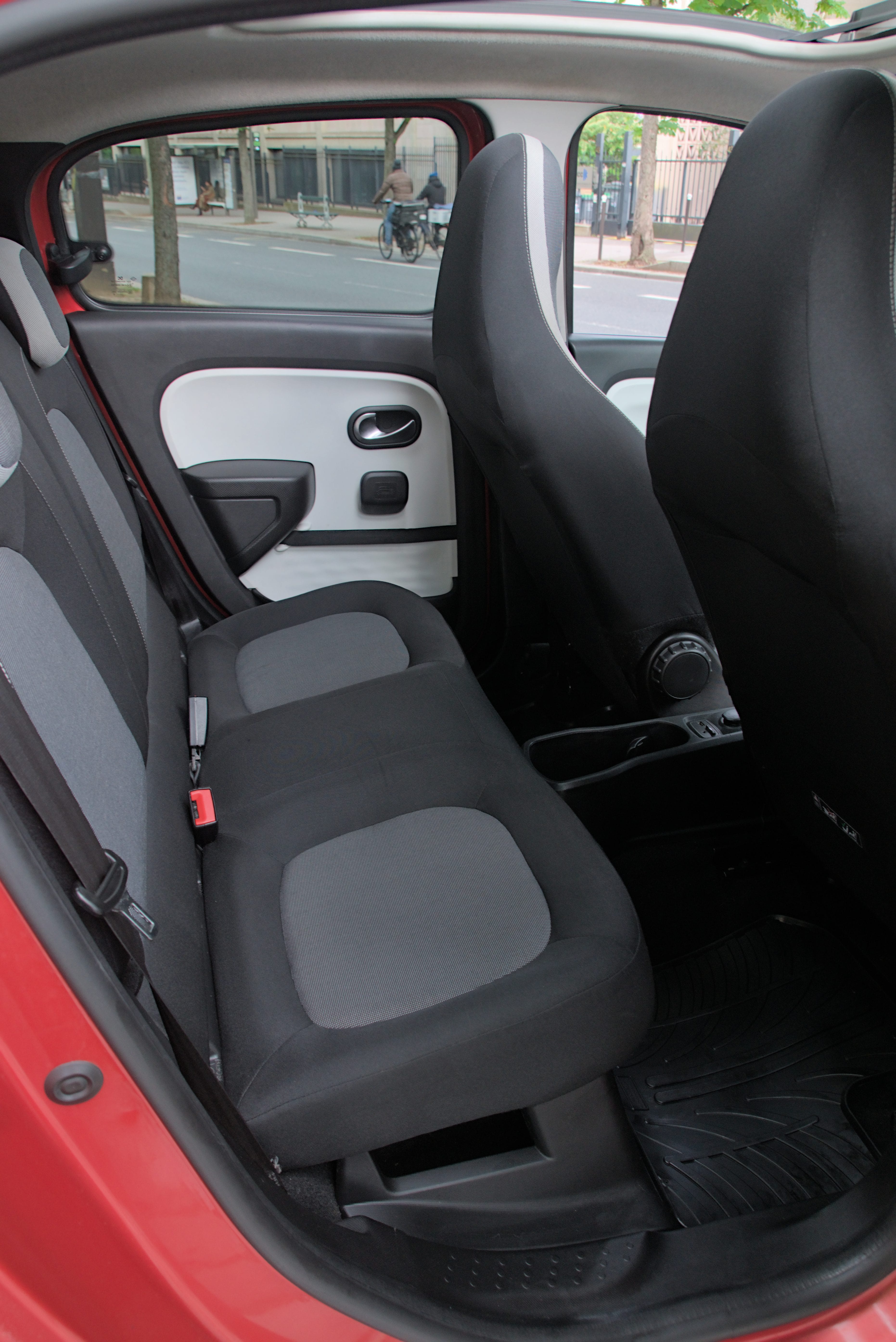 Renault Twingo III Intens 0.9 TCe 90 ch with USB charging ports