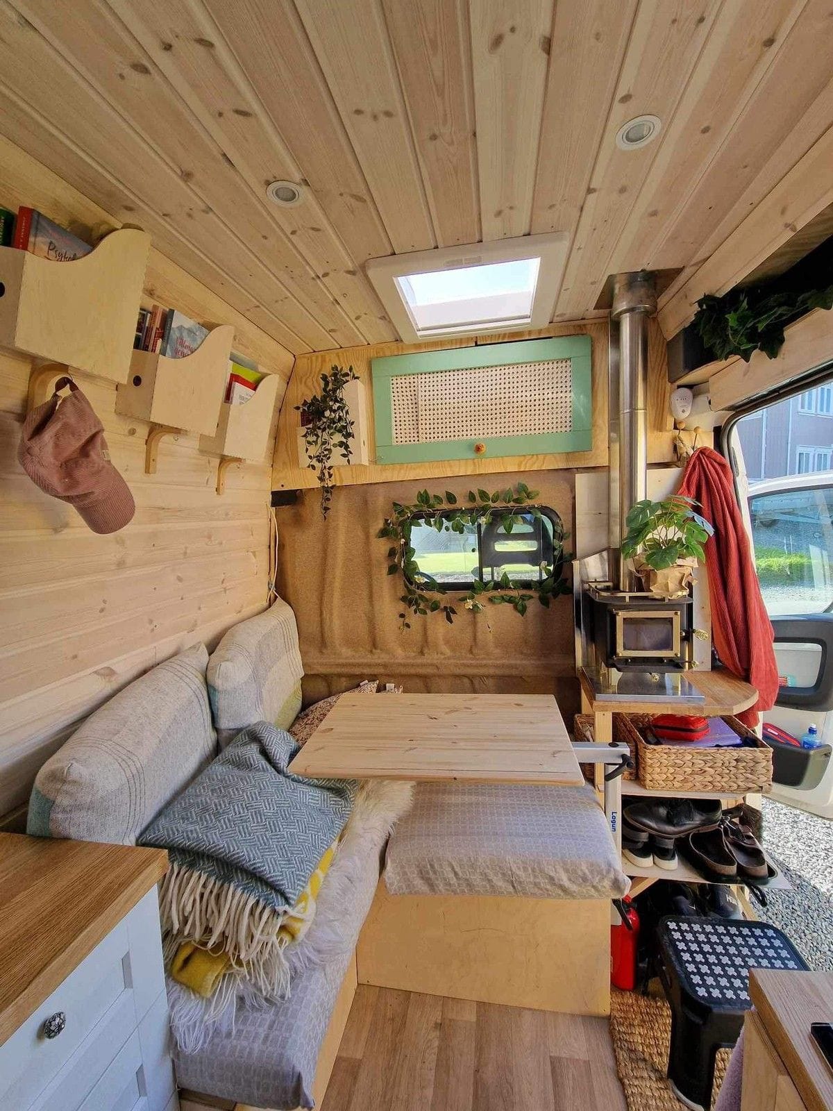 Peugeot Boxer Campervan med peis og kjøkken