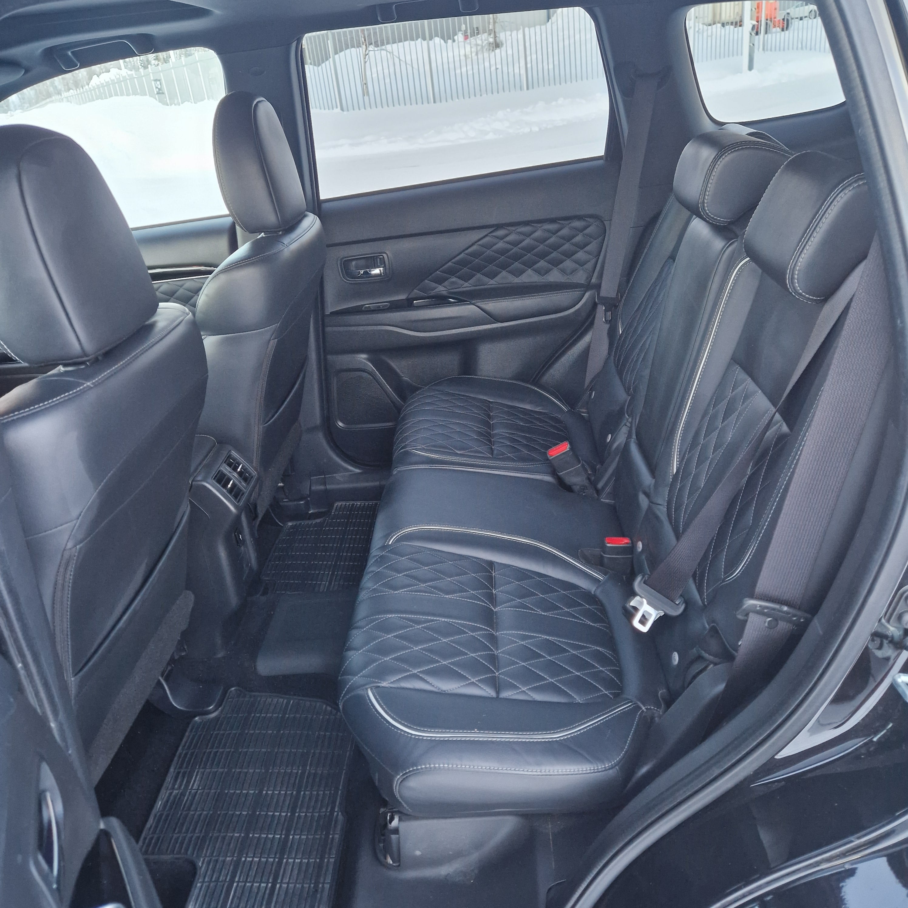 Mitsubishi Outlander PHEV SE med Babysete