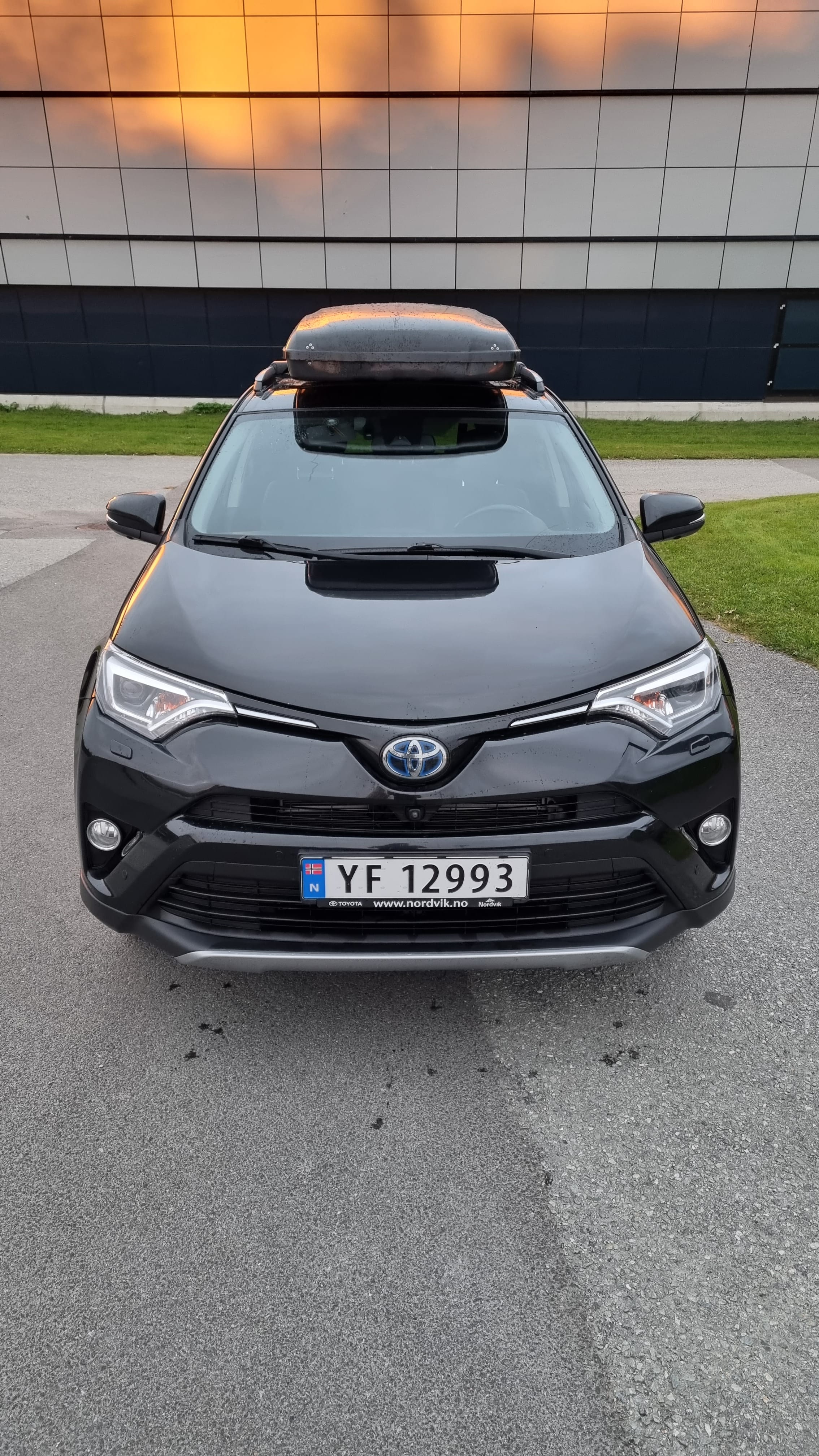 Toyota RAV4 med Skiboks