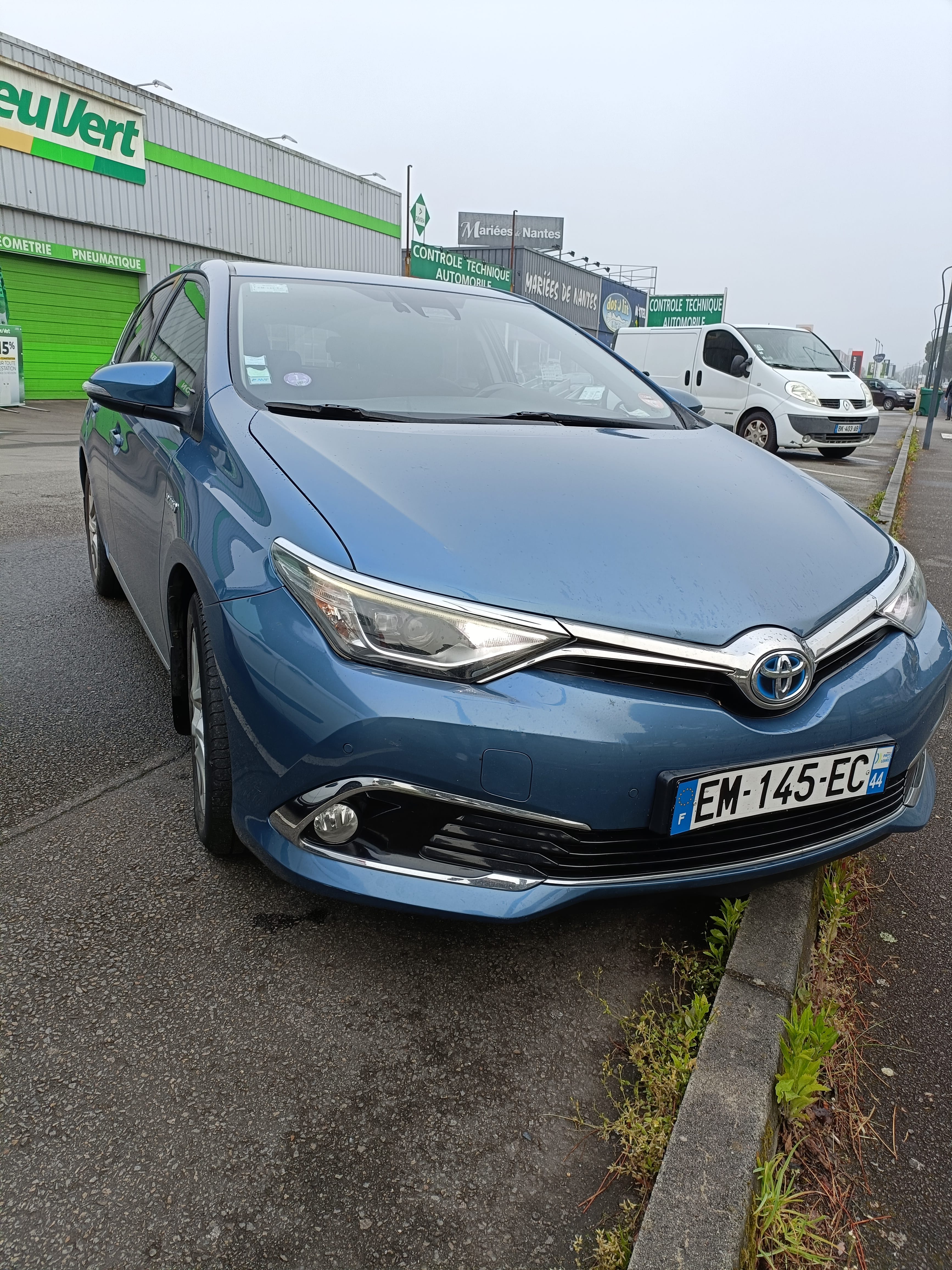 Toyota Auris, 2017, Essence 95 / Électrique (hybride), automatique