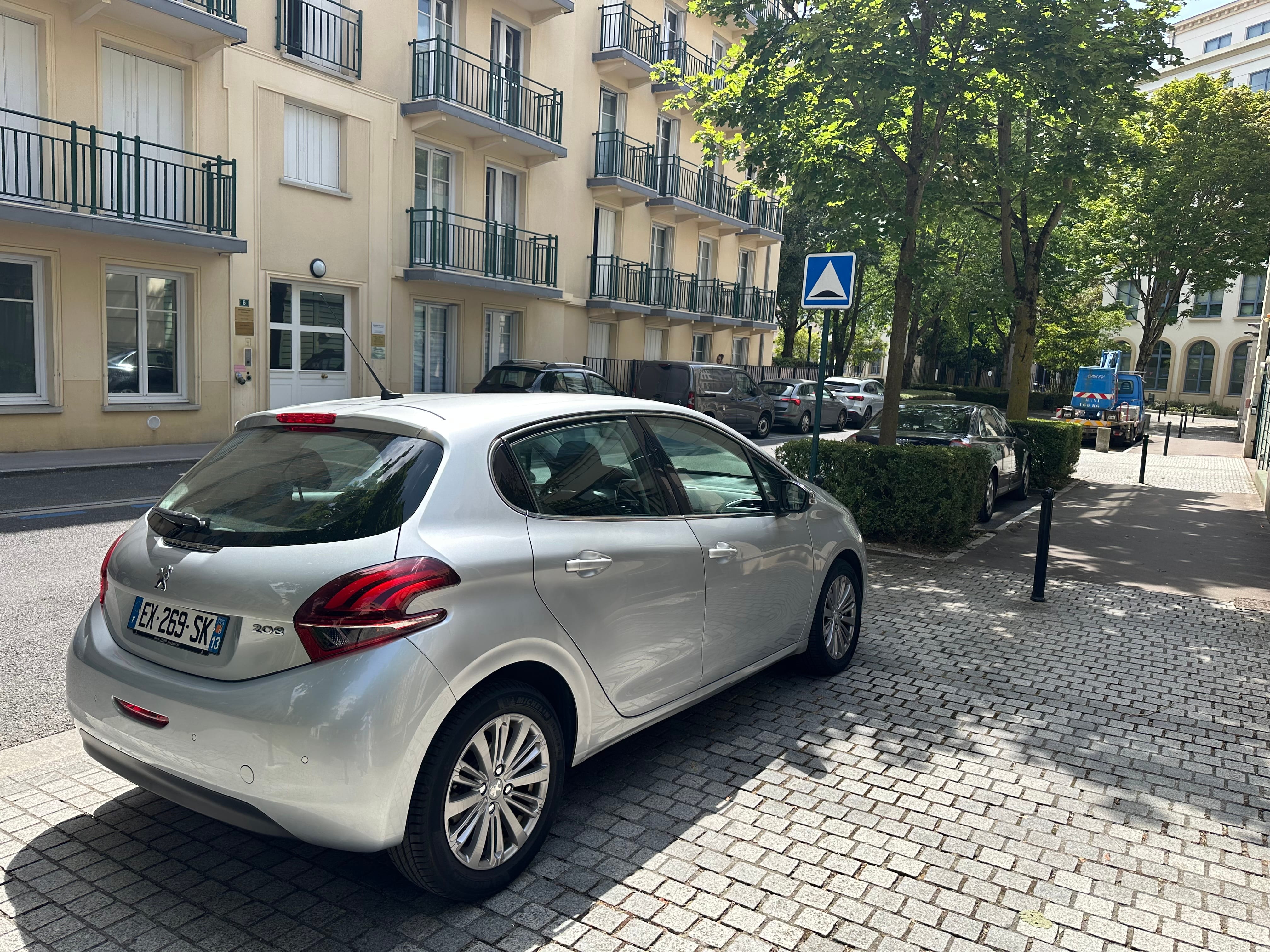 Peugeot 208 Allure Buisness 110 ch. 45000 km. Val d’Europe avec GPS