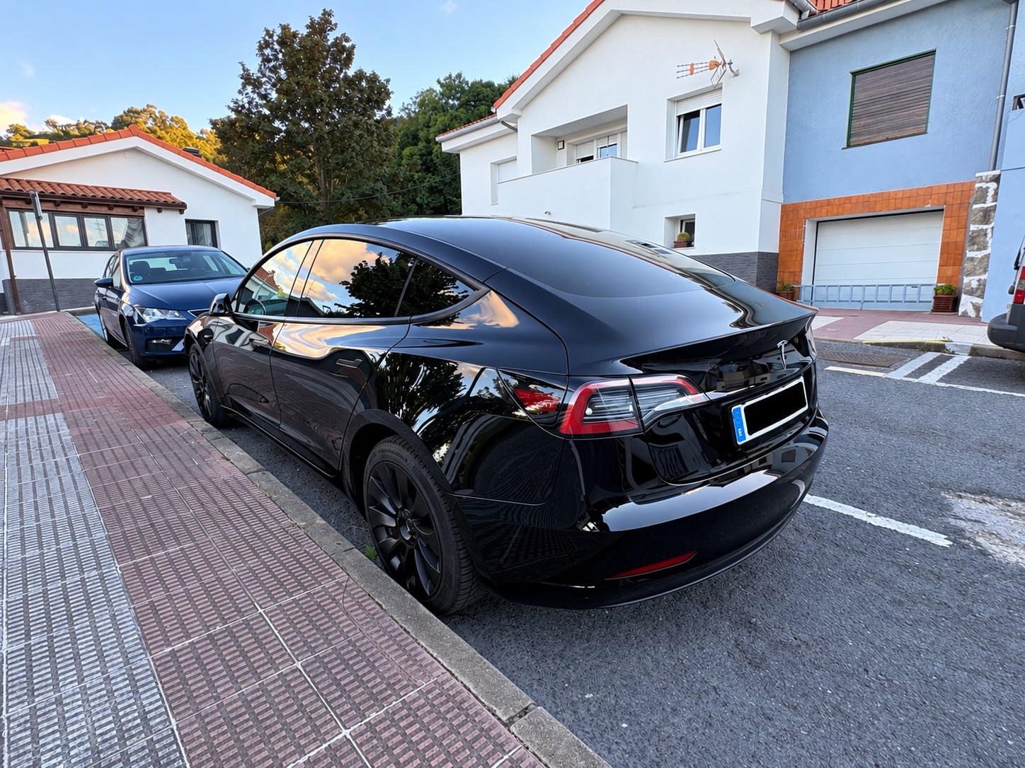 Tesla Model 3 Long Range con Silla infantil