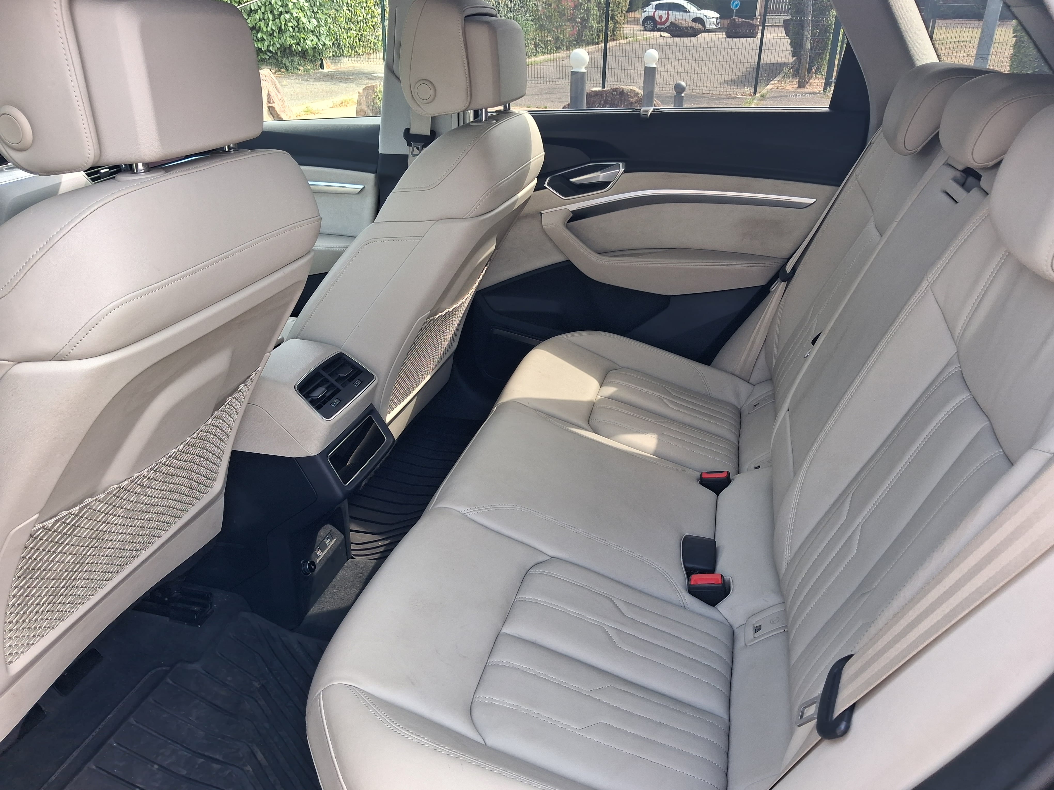 Audi e-tron 100% électrique.  Autonomie 300km. avec Siège bébé