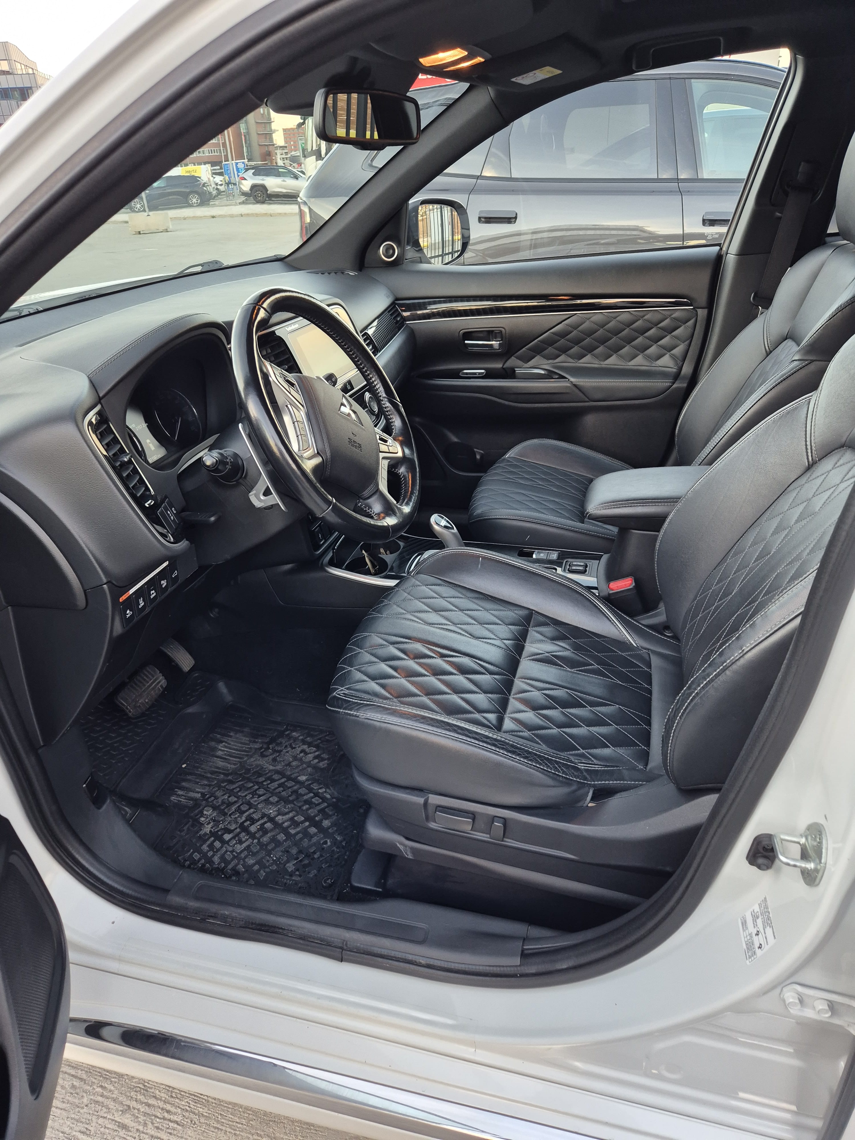 Mitsubishi Outlander Hybrid 2.4L 4x4, Free reserved city parking met Vierwielaandrijving