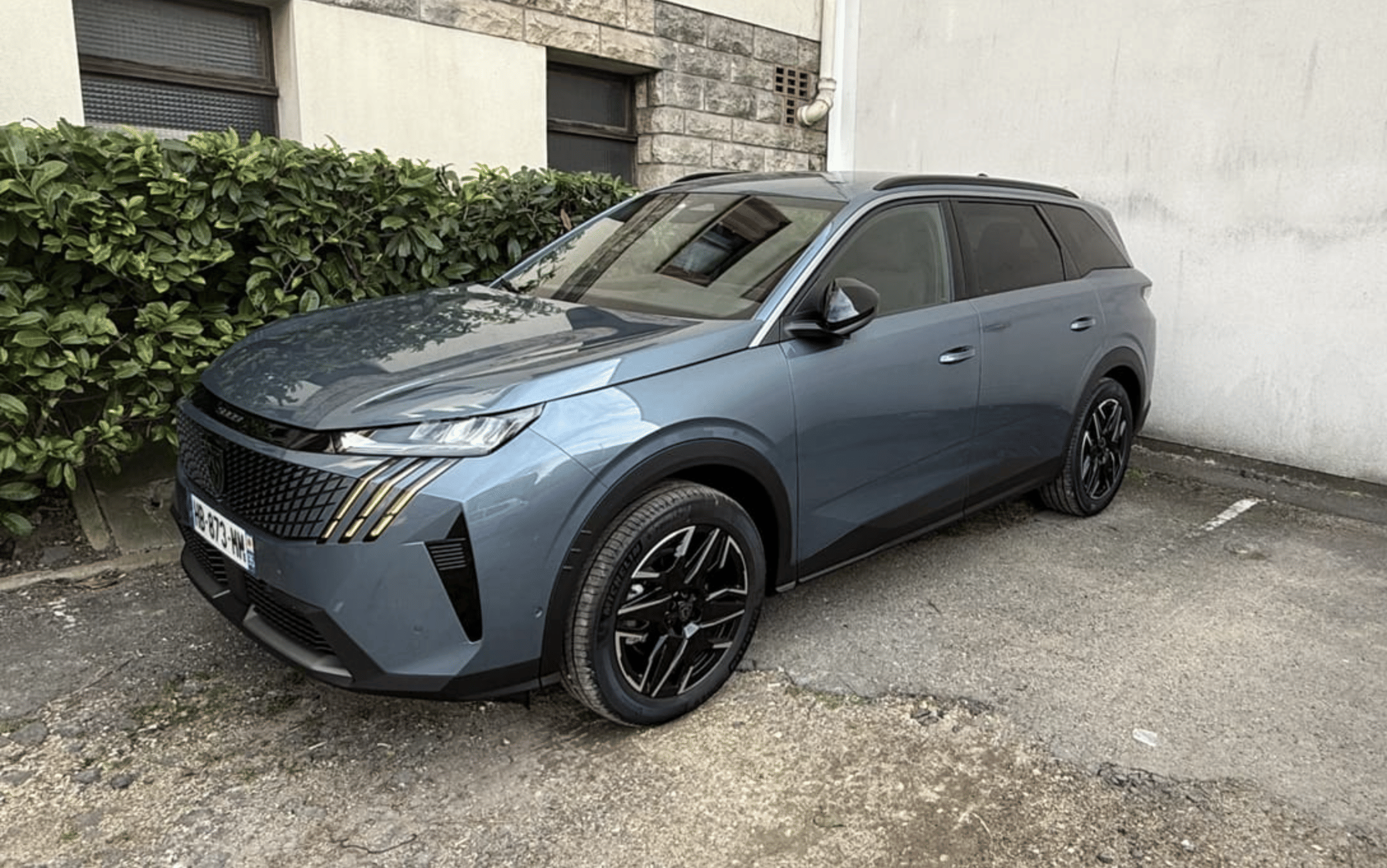 Peugeot 5008 1.2 ESSENCE HYBRIDE, 2025, Essence 95 / Électrique (hybride), automatique, 7 places