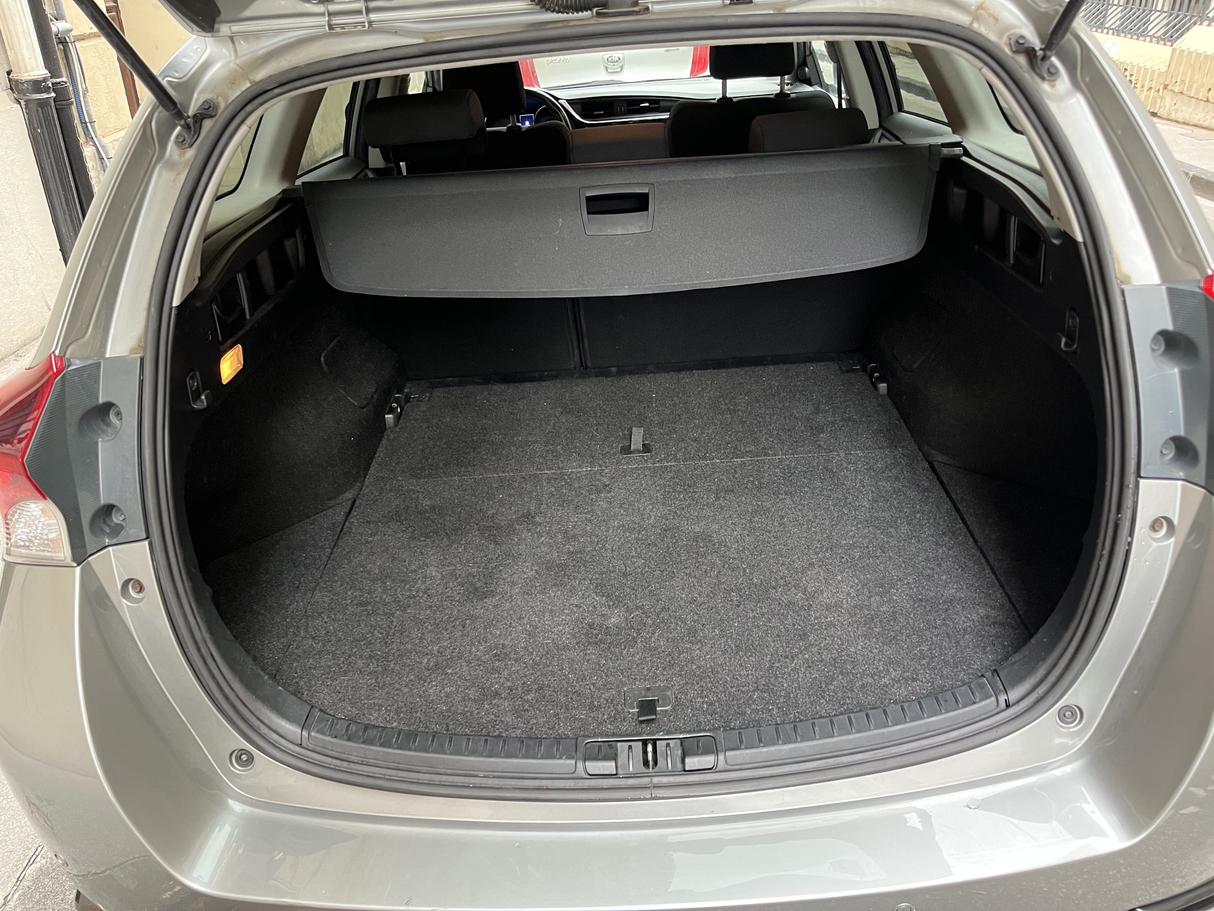 Toyota Auris Touring Sports  – Hybride  & Grand coffre  – Pneus neige  - Marseille Préfecture met Audio- / iPod-ingang