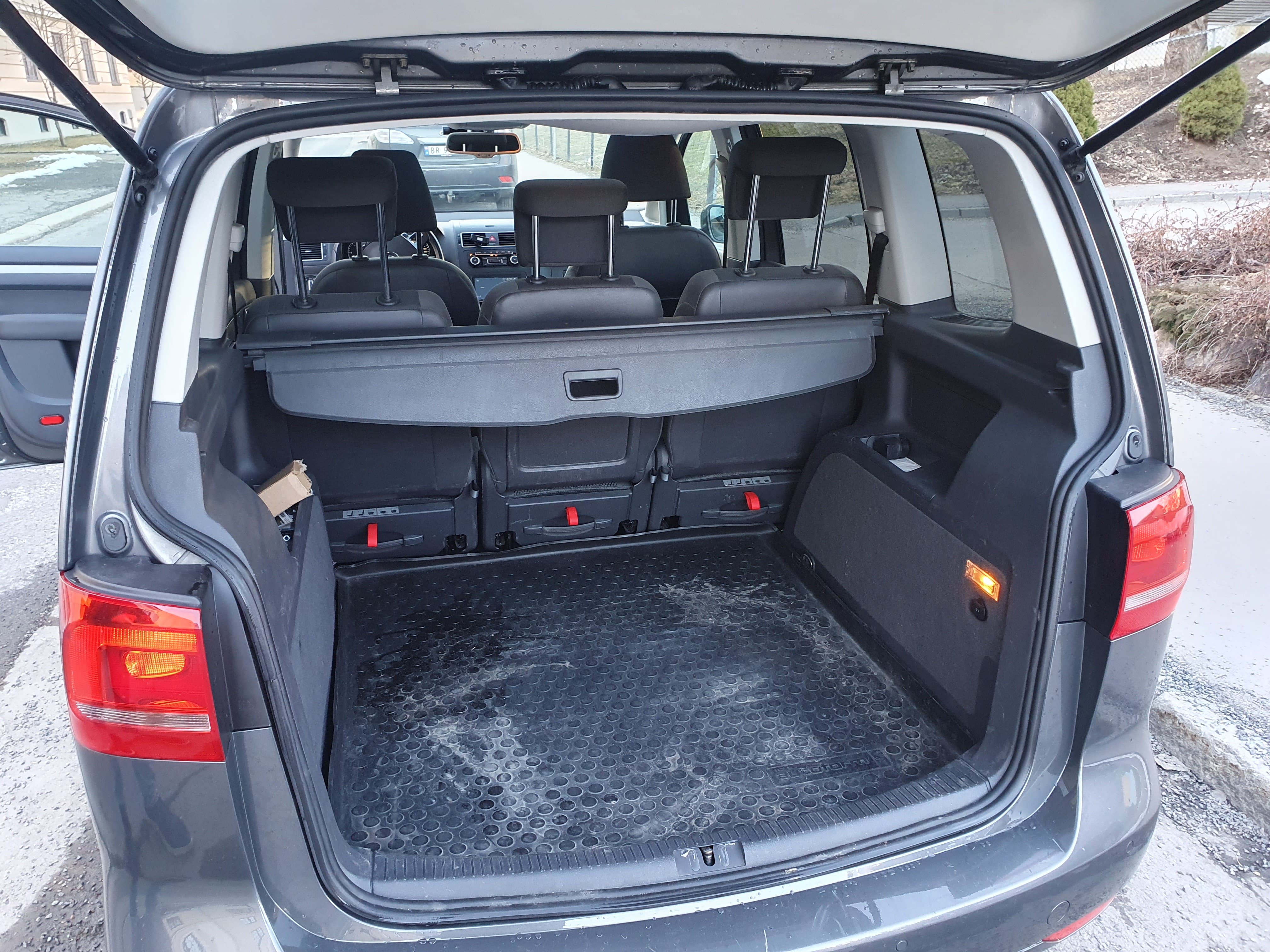Volkswagen Touran familiebil med Babysete