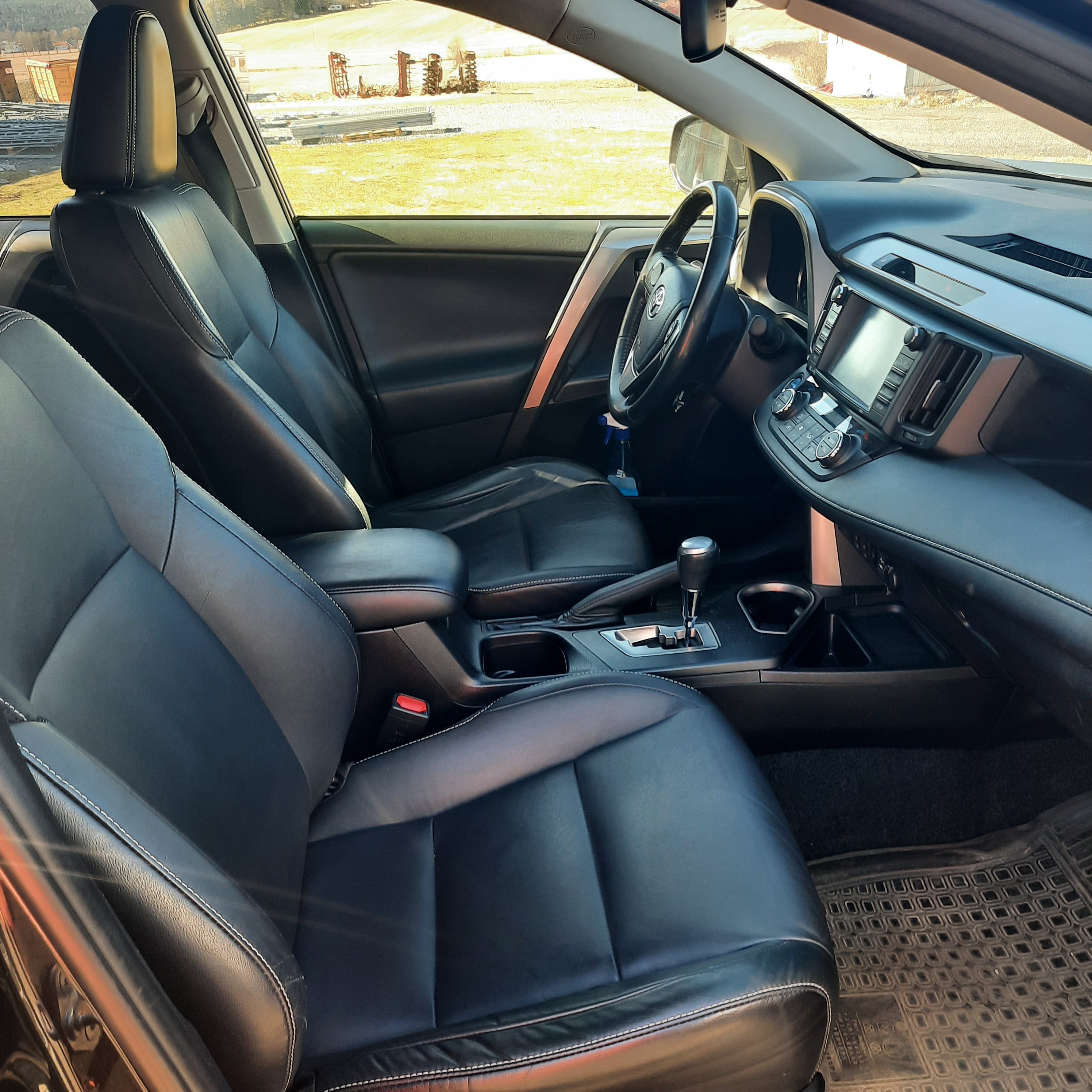 Toyota RAV4 Bensin/Hybrid med GPS