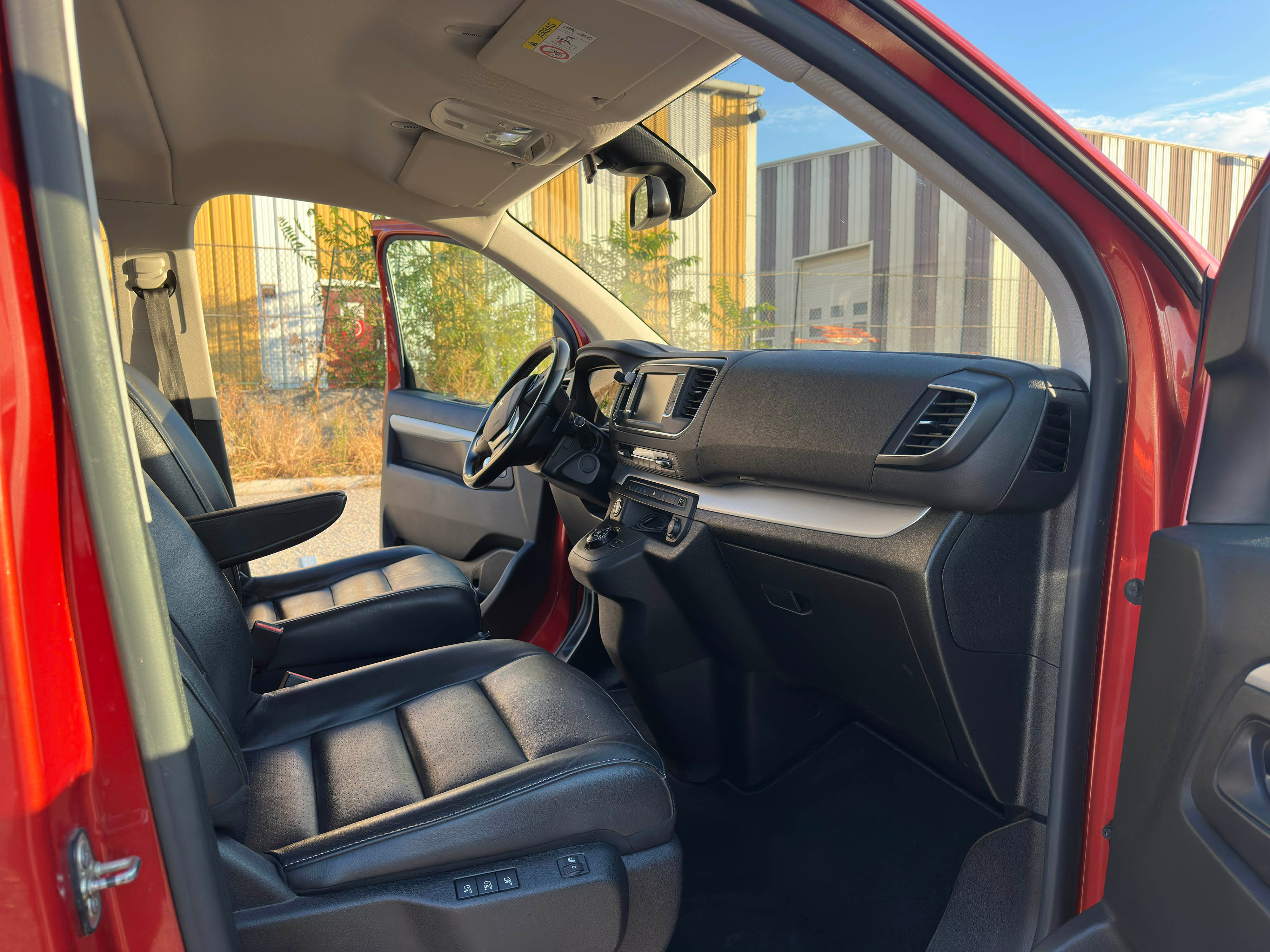 Peugeot Traveller 2.0 BlueHDi 180ch avec Apple CarPlay