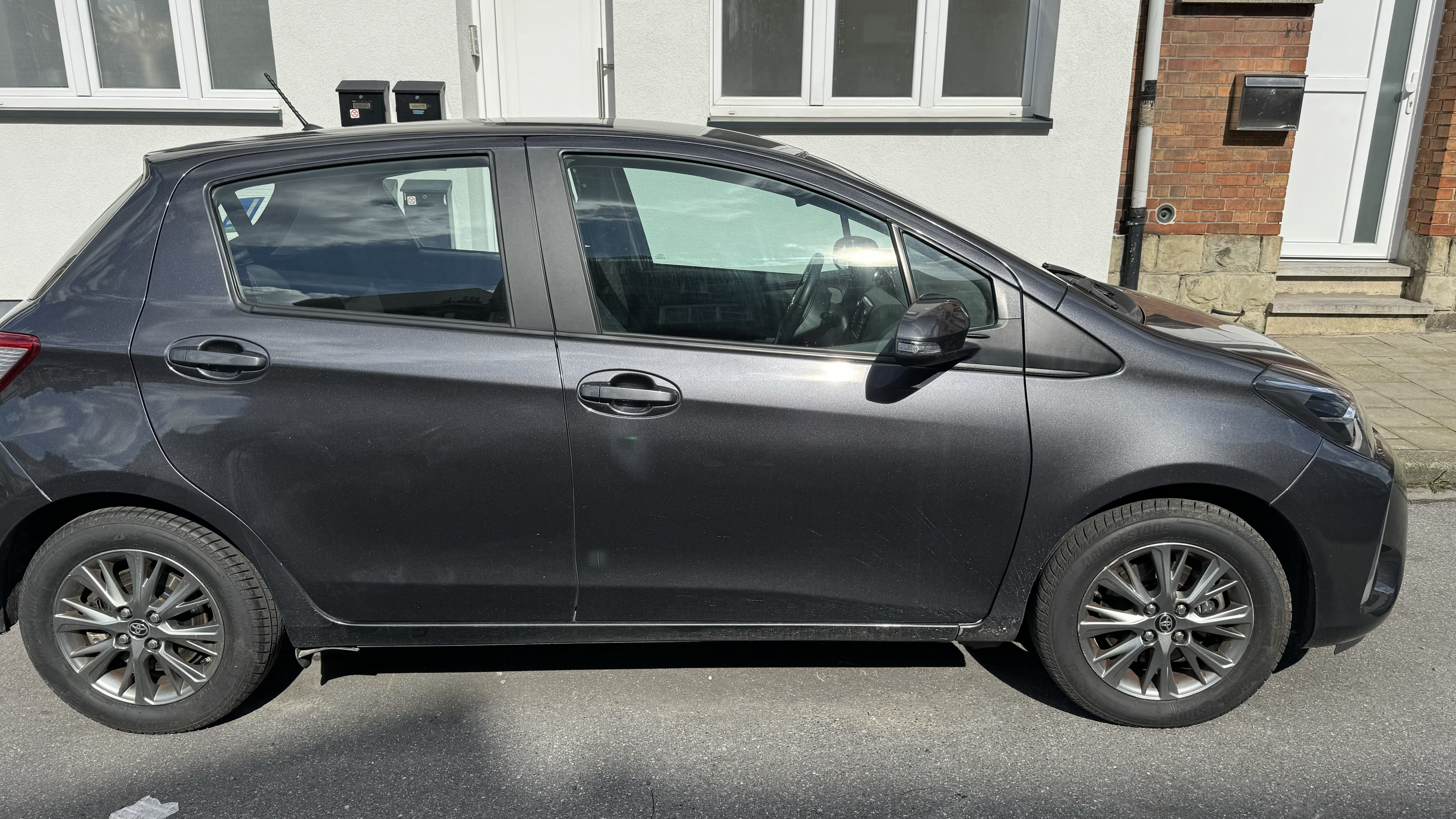 Toyota Yaris Hybride très économique en essence. Carte riverain evere avec Climatisation