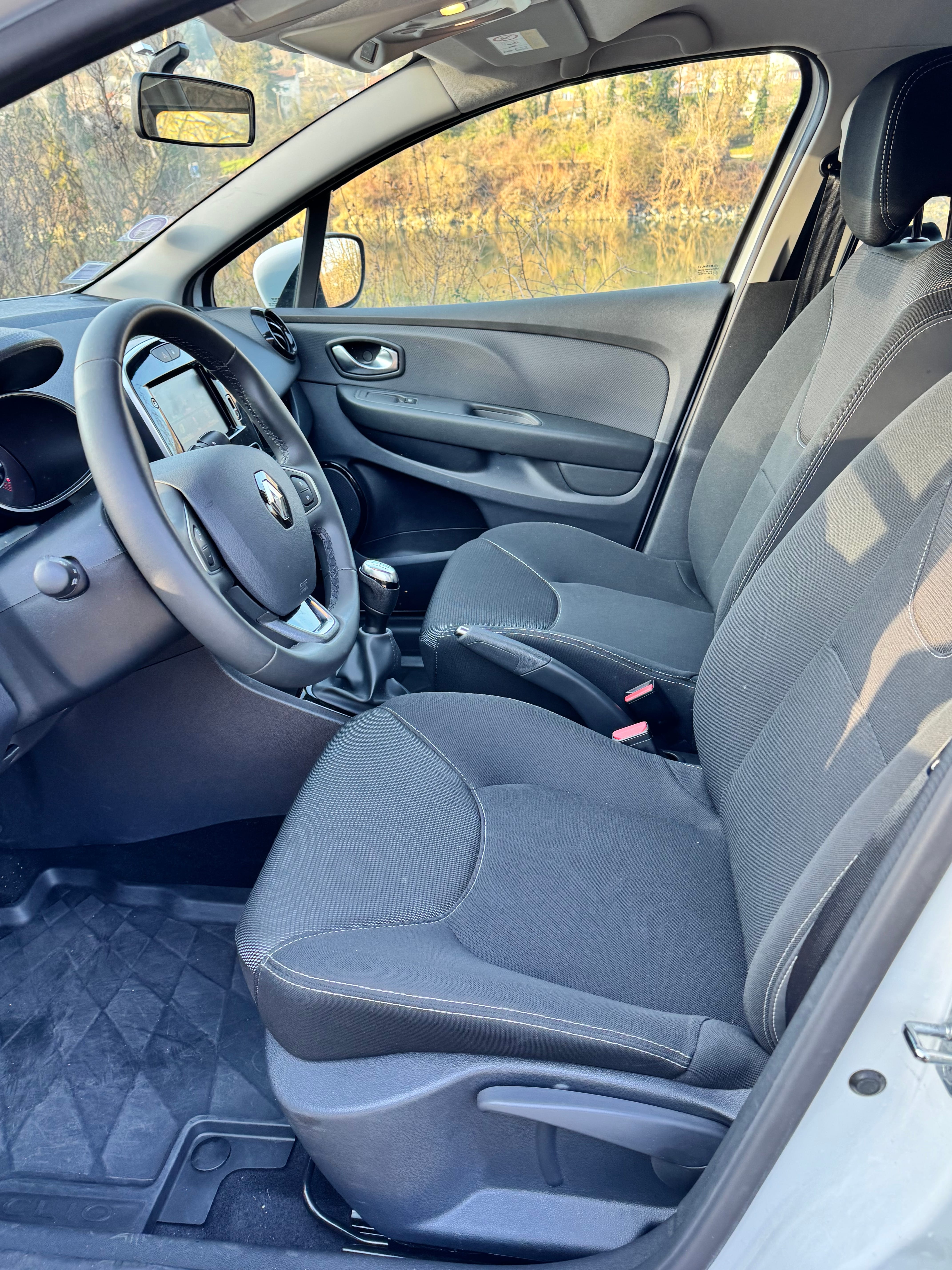 Renault Clio avec Siège bébé