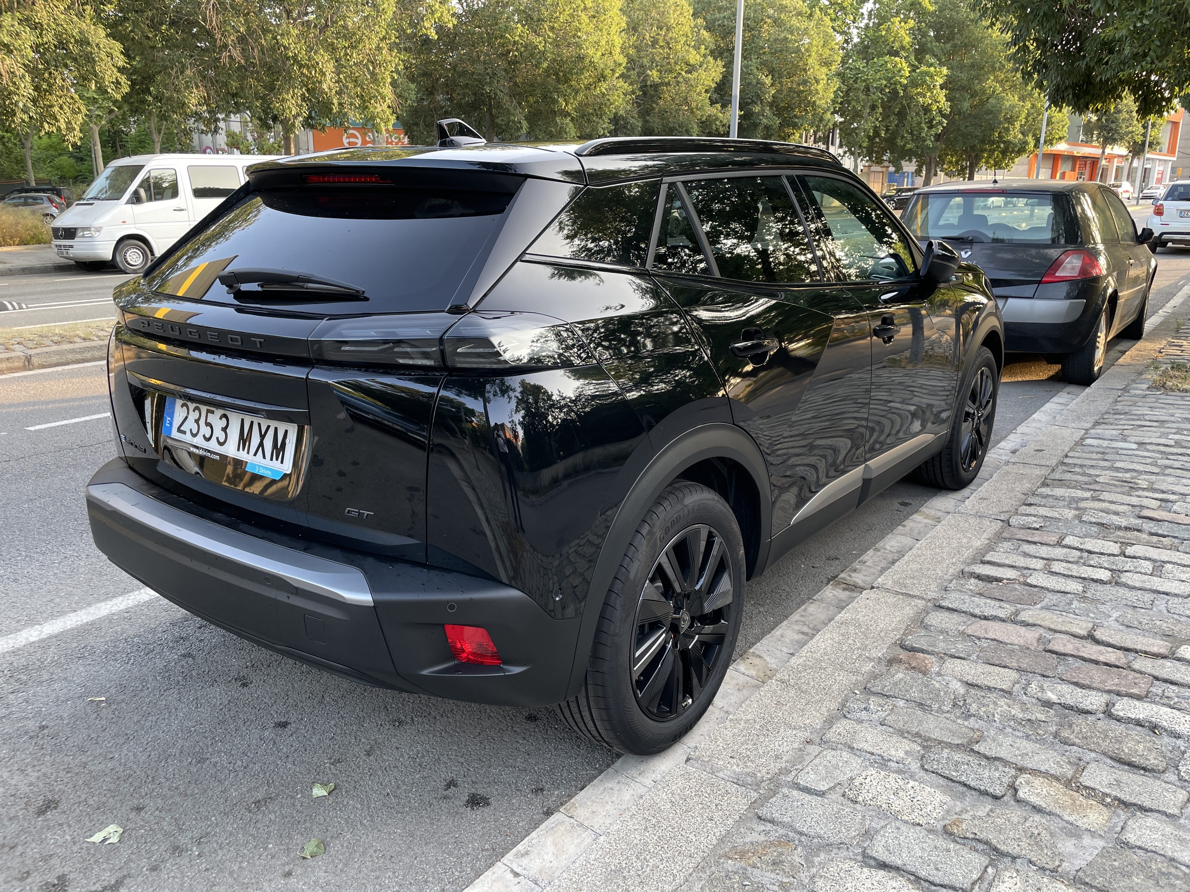 Peugeot e-2008 con GPS