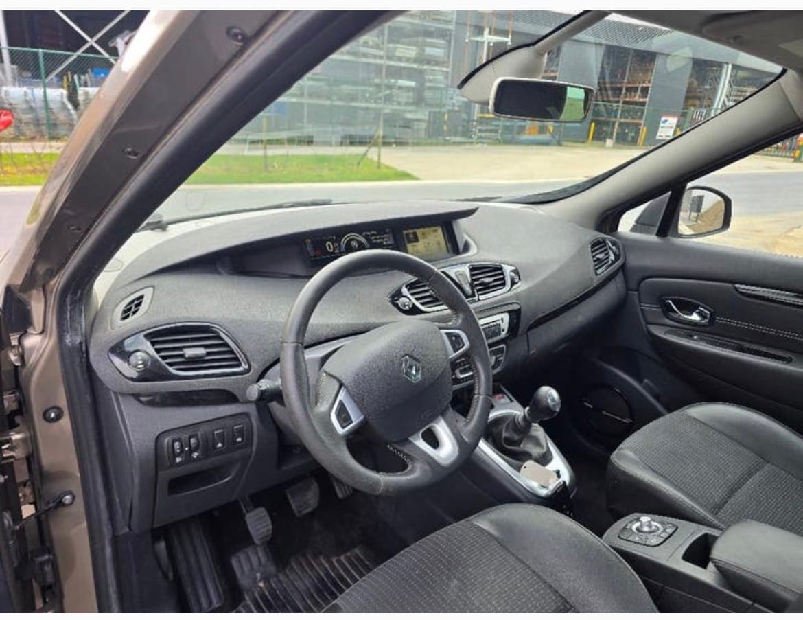 Renault Grand Scenic avec Siège bébé