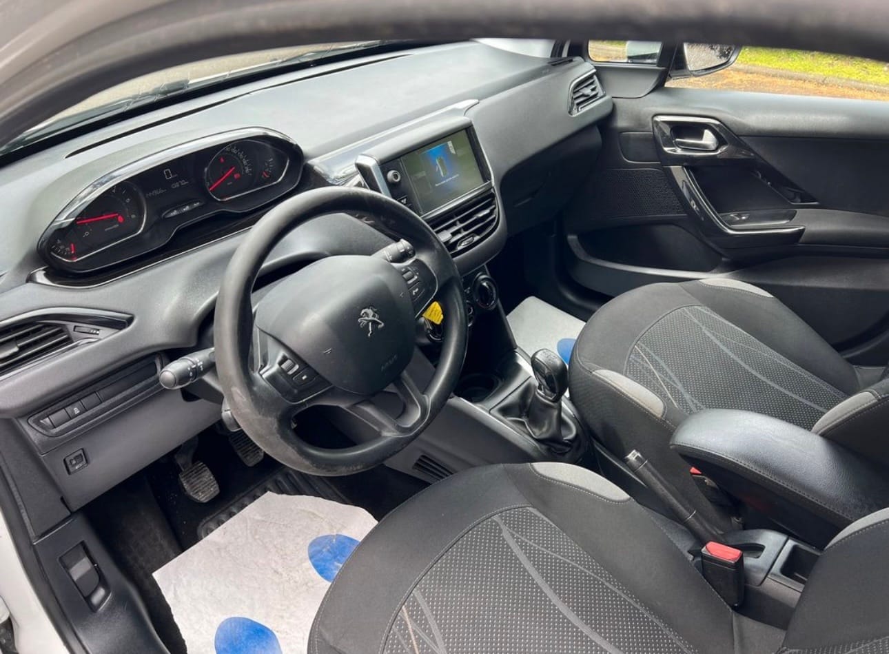 Peugeot 208 1.6 HDi diesel 5 portes avec Siège bébé